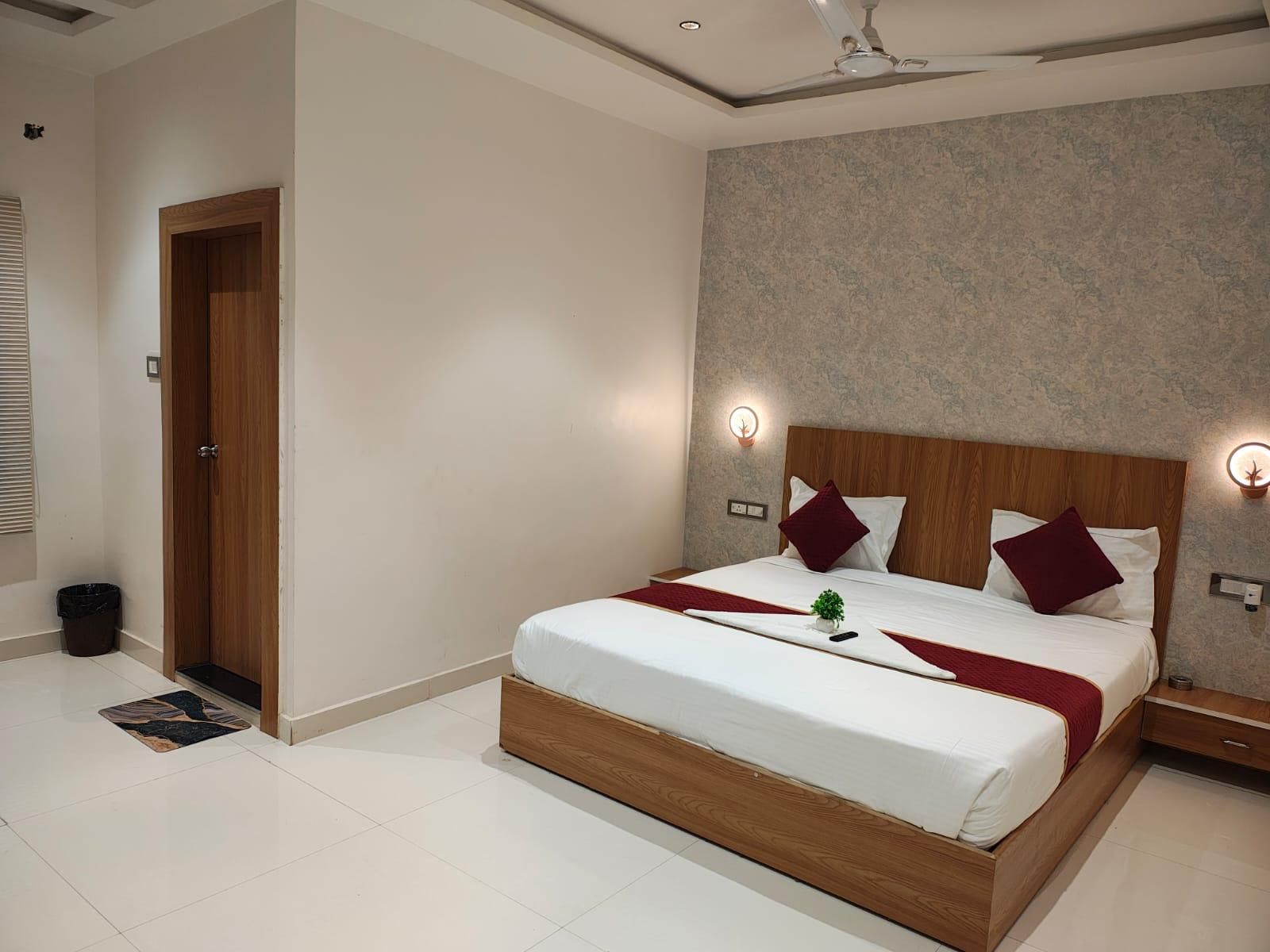 The Golden Palm Deluxe 3