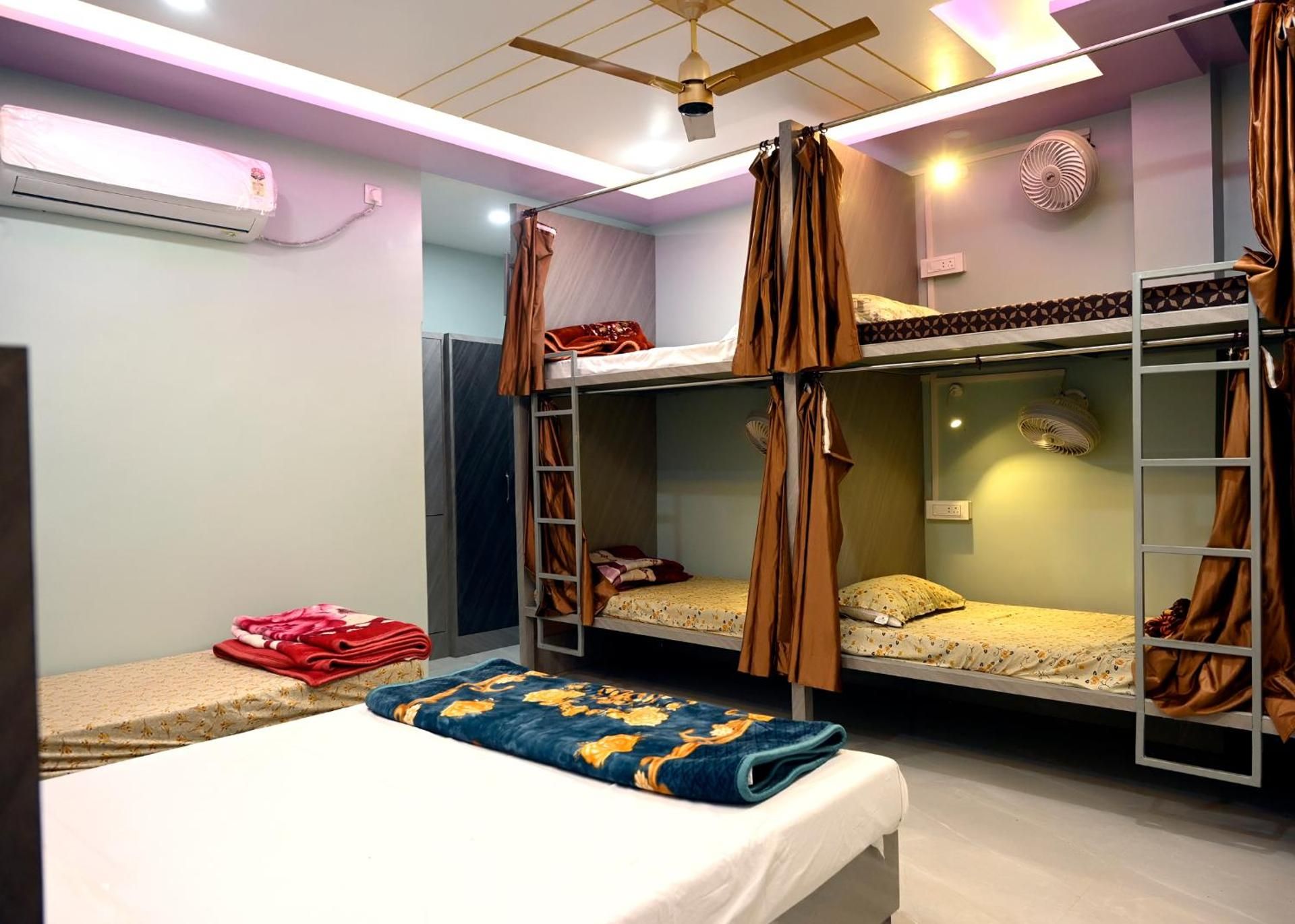 Kashi Om Vilas Homestay Spacious AC Mixed Dorm - 1 Queen, 1 Single, 4 Bunk Beds