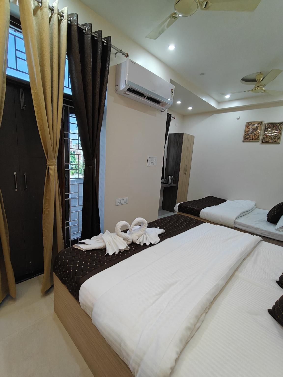 Glow Inn HomeStay Quadruple Room with Outdoor Private Bathroom 2