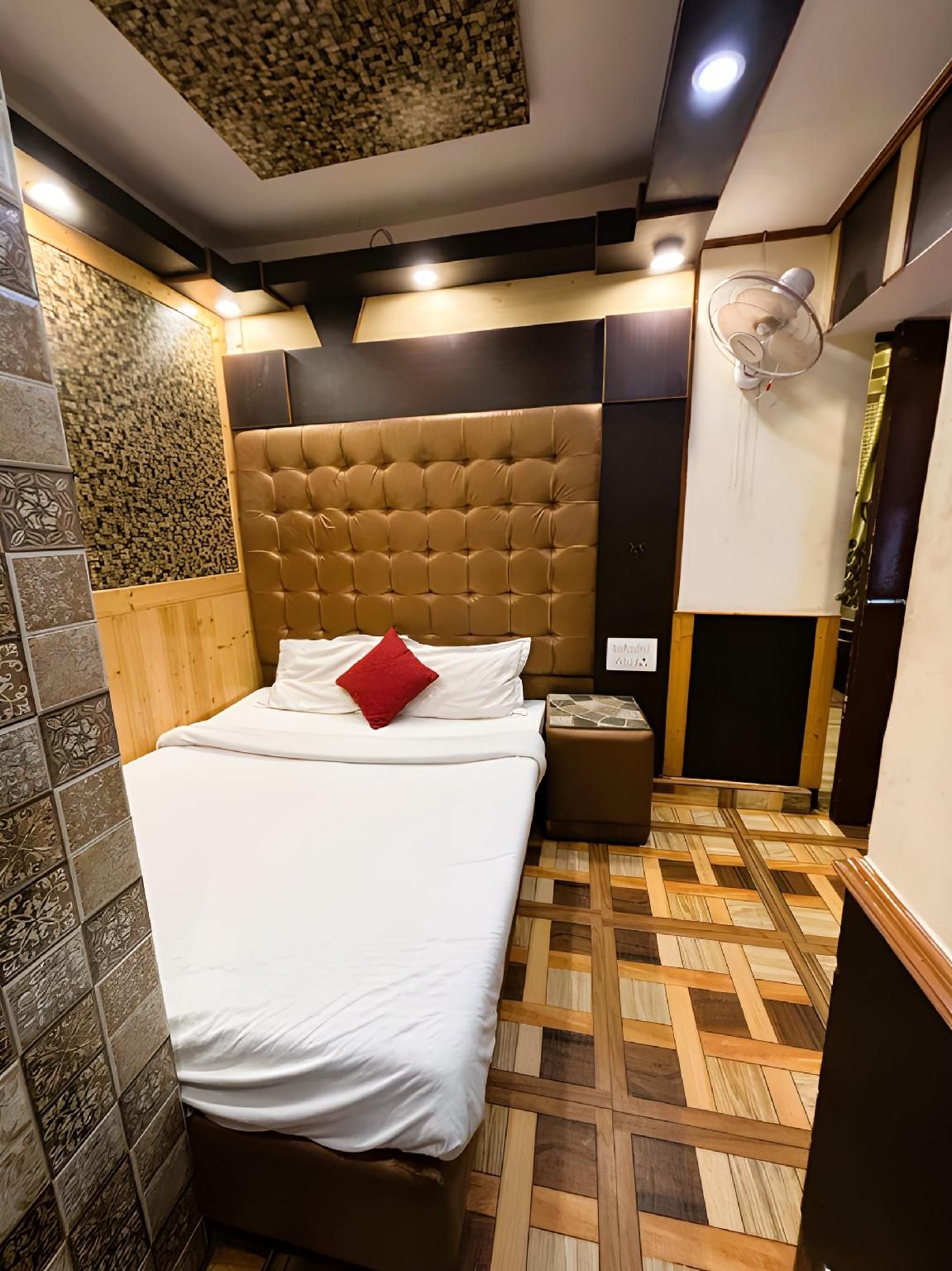 Lords Grey near Mall Road Family Room 3