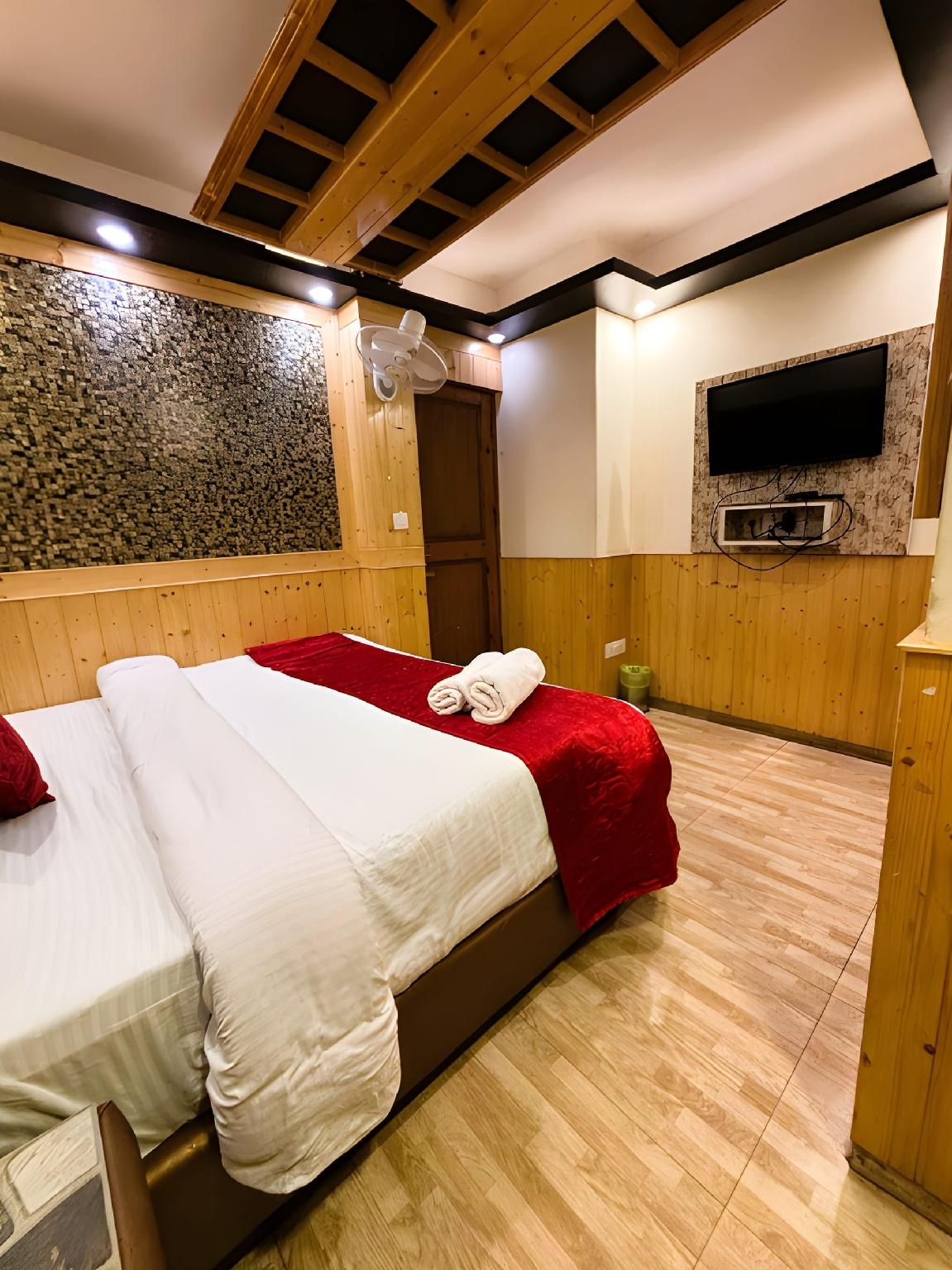 Lords Grey near Mall Road Family Room 2