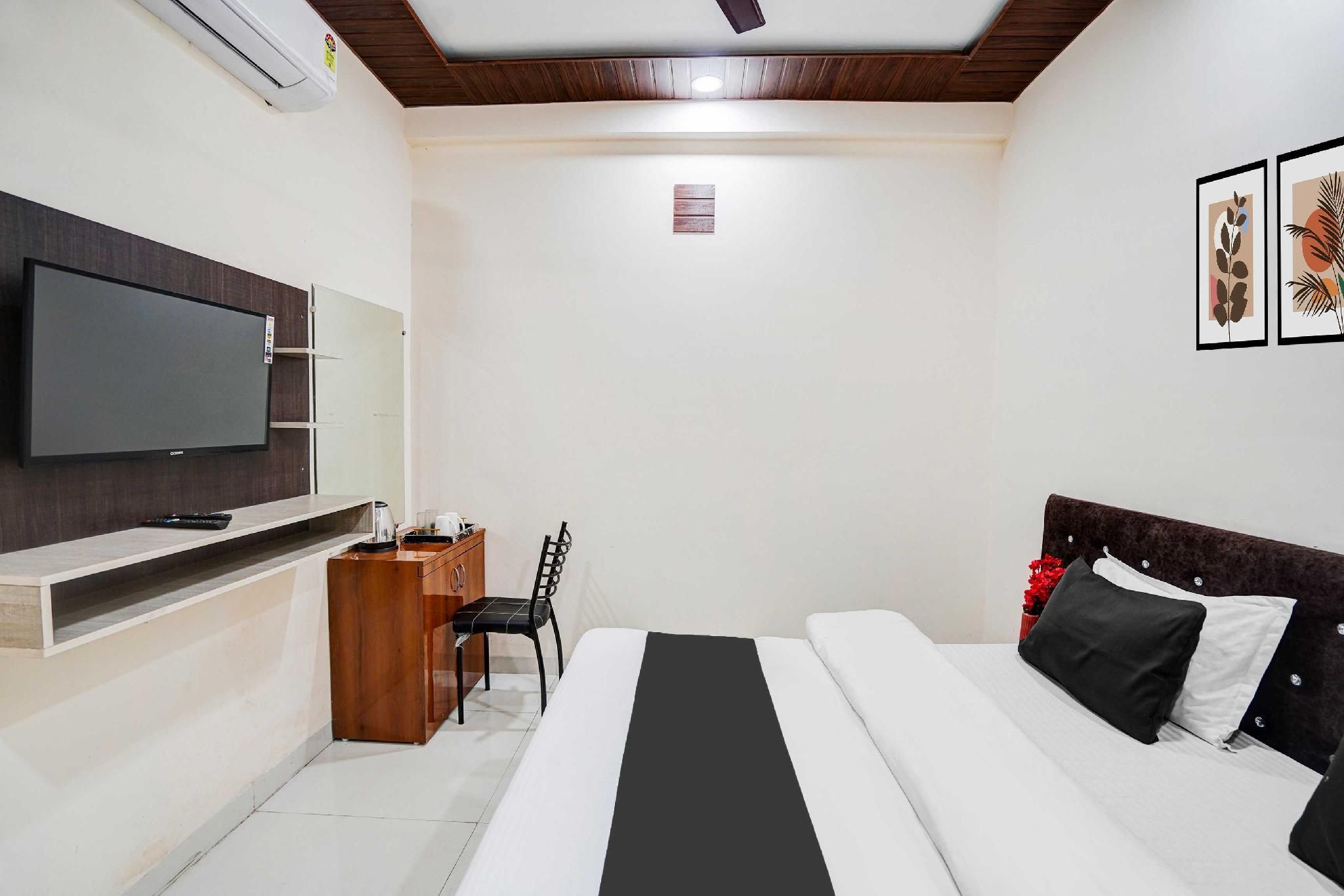 Collection O Convention Centre Indore Classic Triple Room 2