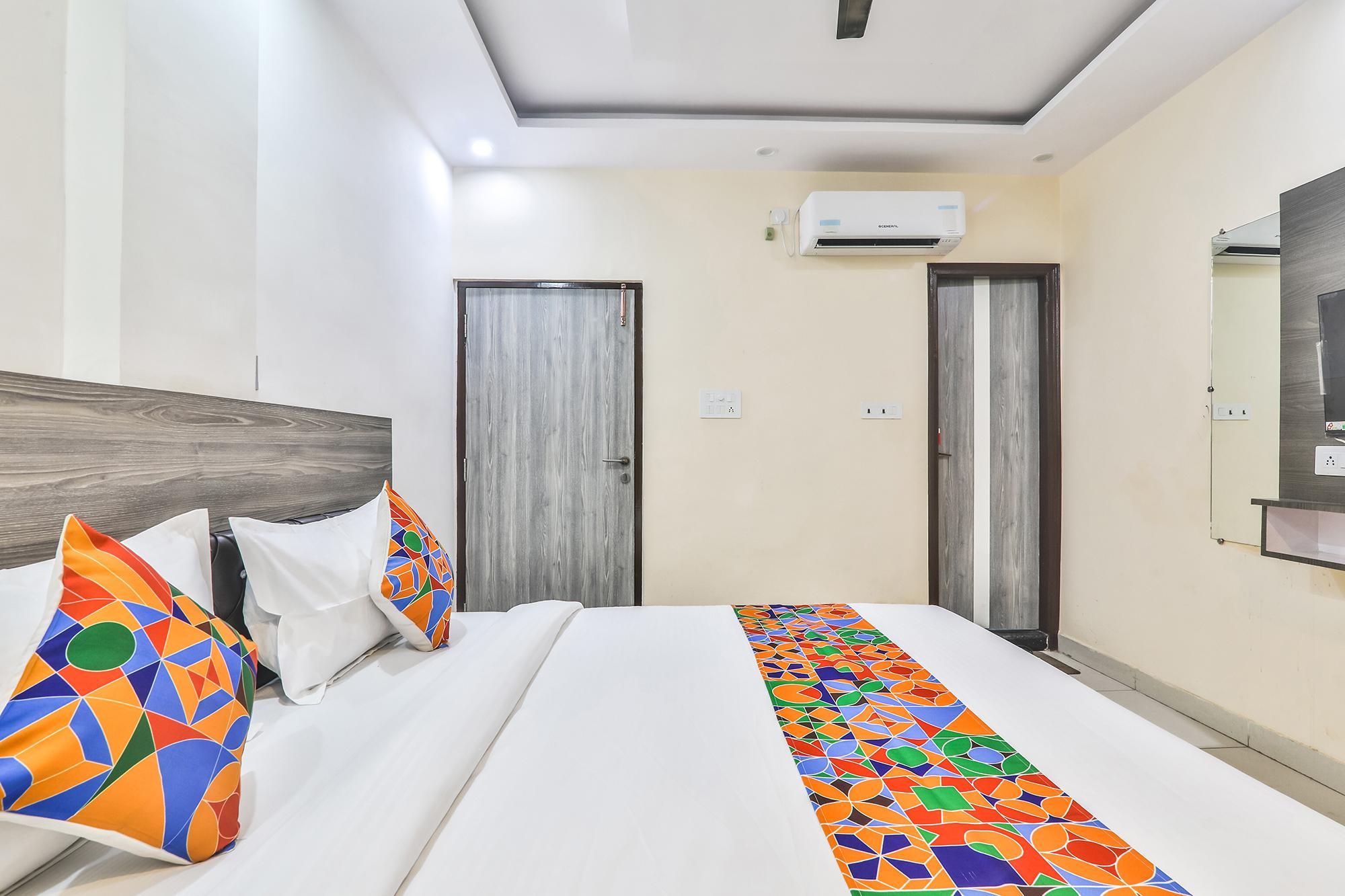 FabHotel LS Grand - Banaras Railway Station Deluxe Room 2
