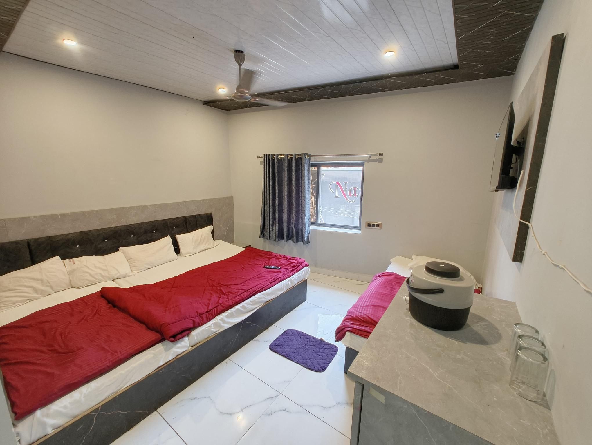 Quadruple Family Room without Air Conditioning