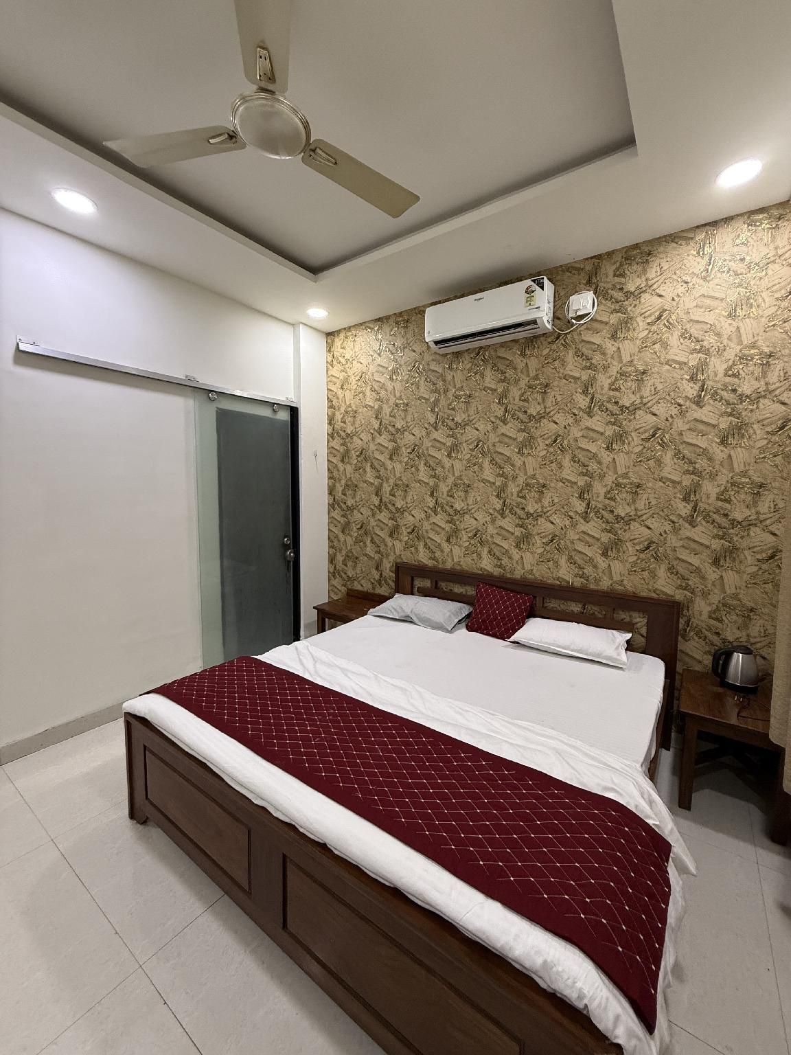 Shree Barsana Hotel Deluxe King Room 2