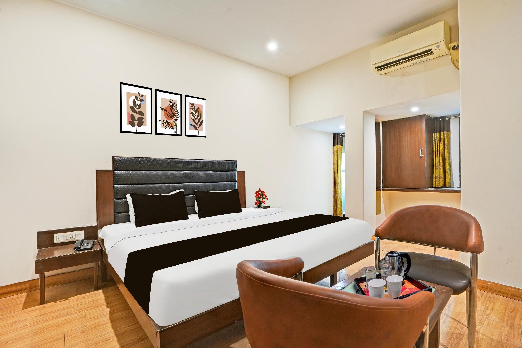 Collection O Phoolbagh Near DD Mall Classic Triple Room