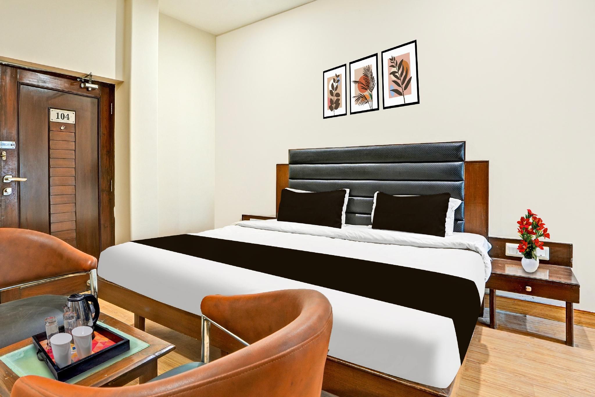 Collection O Phoolbagh Near DD Mall Classic Triple Room 2