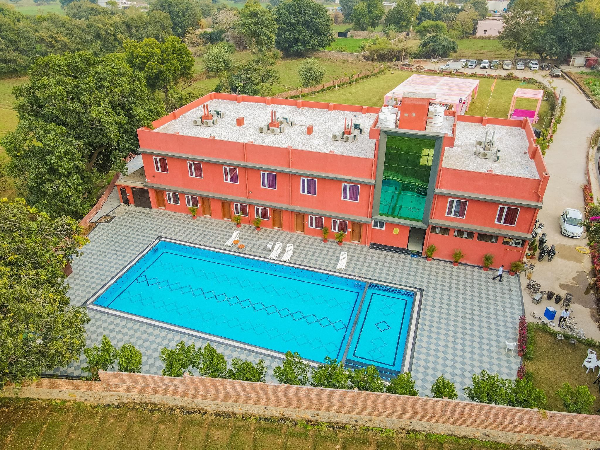 Swimming pool [outdoor]