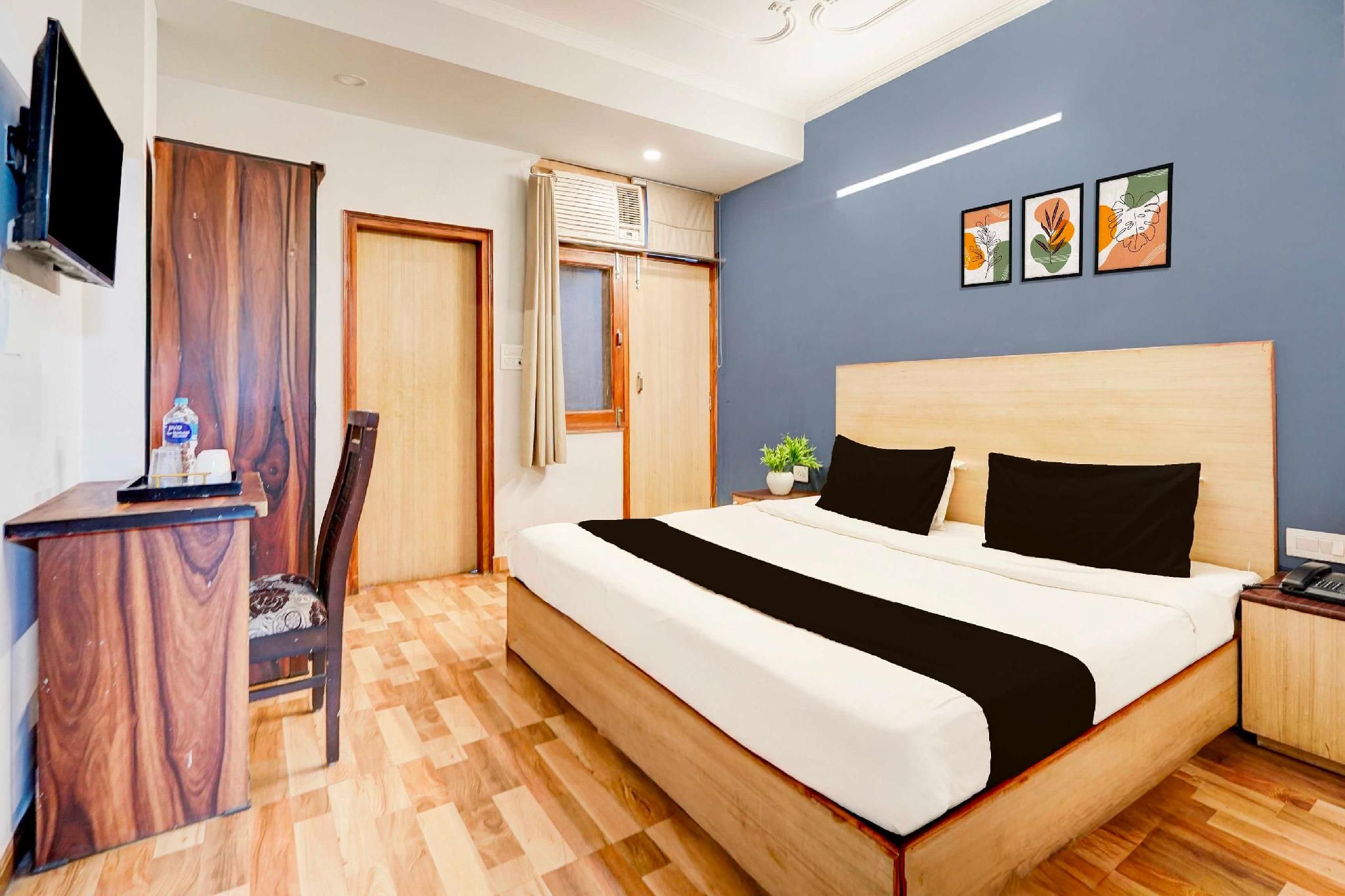 Hotel O Noida Sector 16 Metro Station Classic Triple Room 2