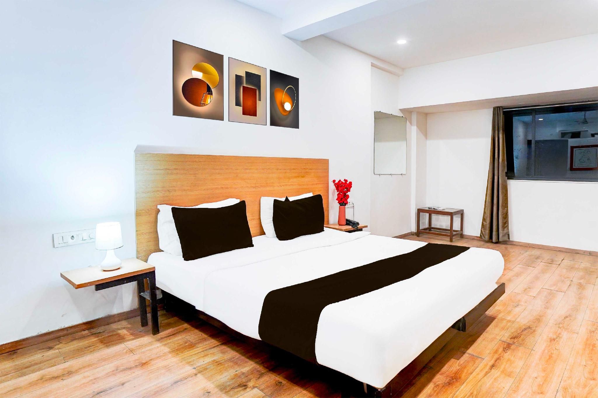 Townhouse Oak Dosar Vaishya Square Metro Station Classic Triple Room