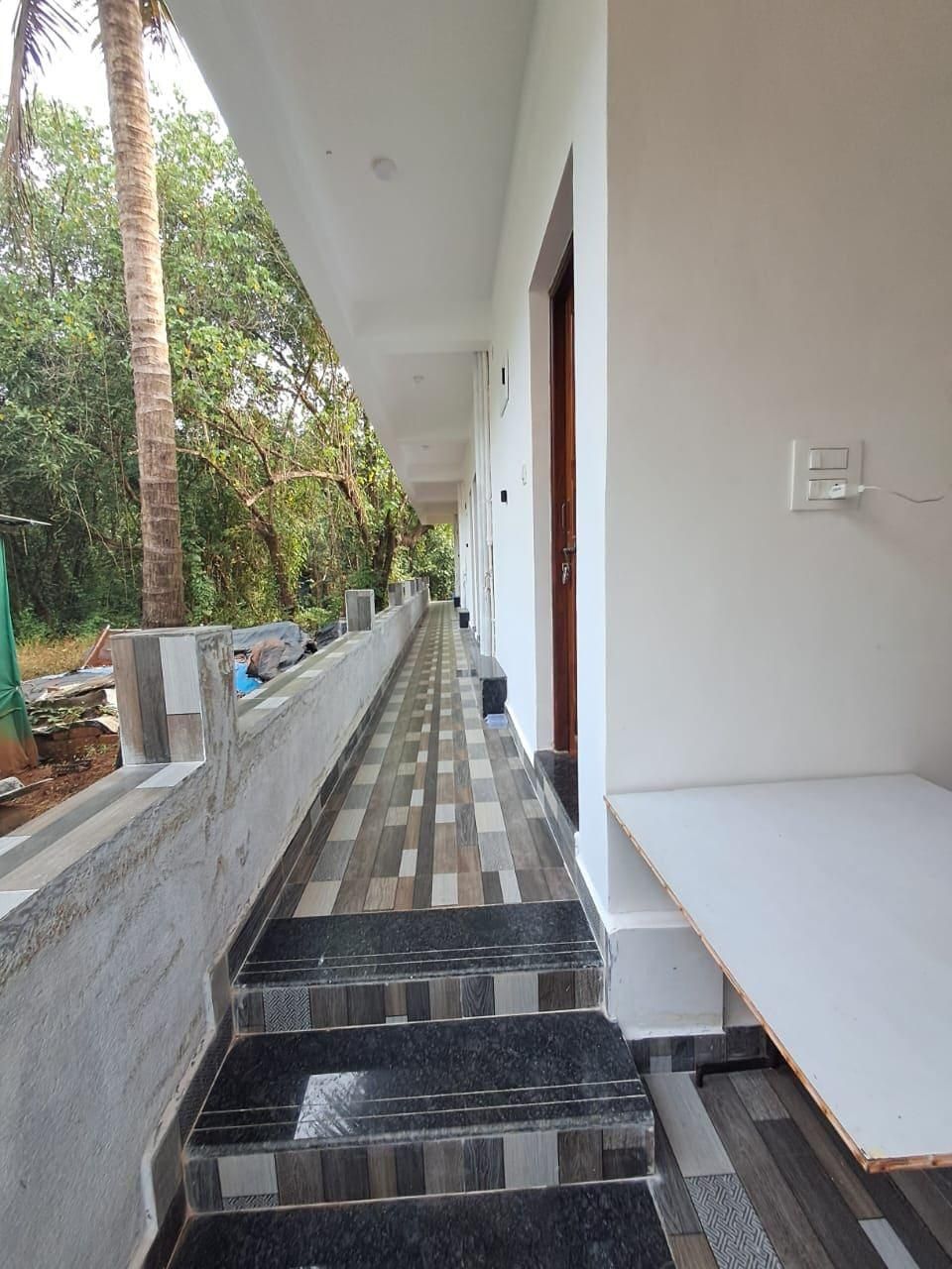 Side Image 2