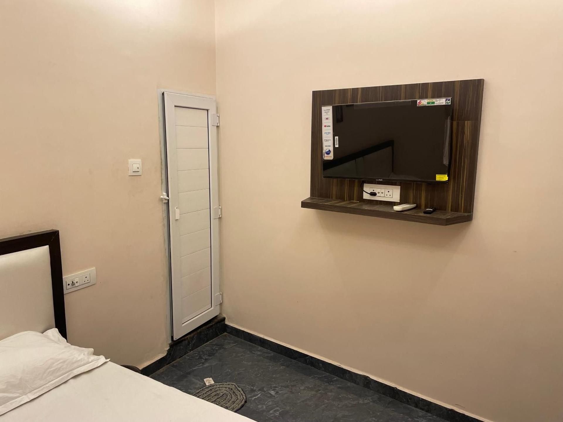 India Hotel and Restaurant Deluxe Double Room 3