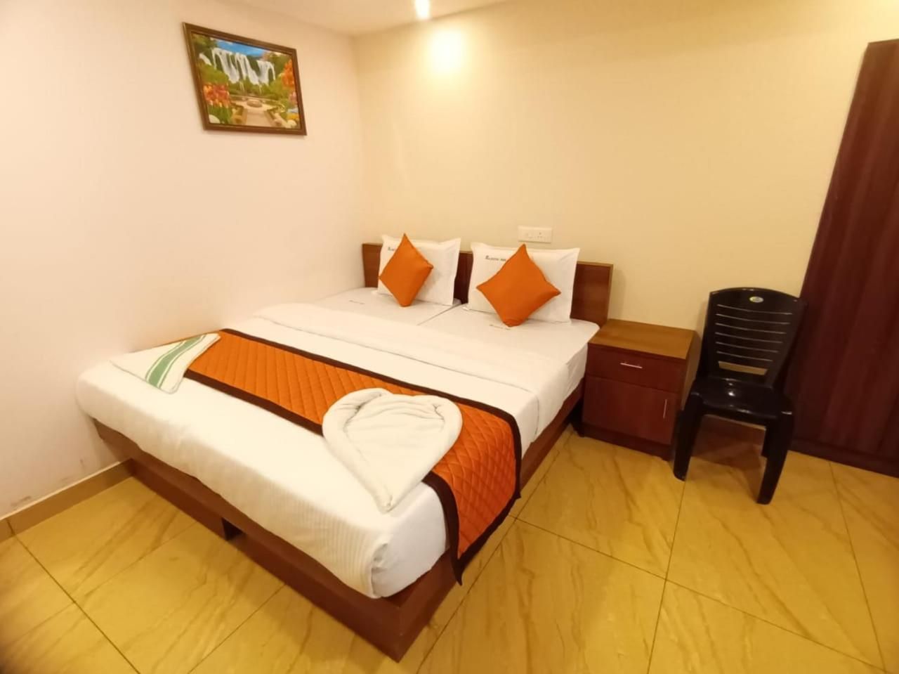 Majestic Inn Deluxe Double or Twin Room 3