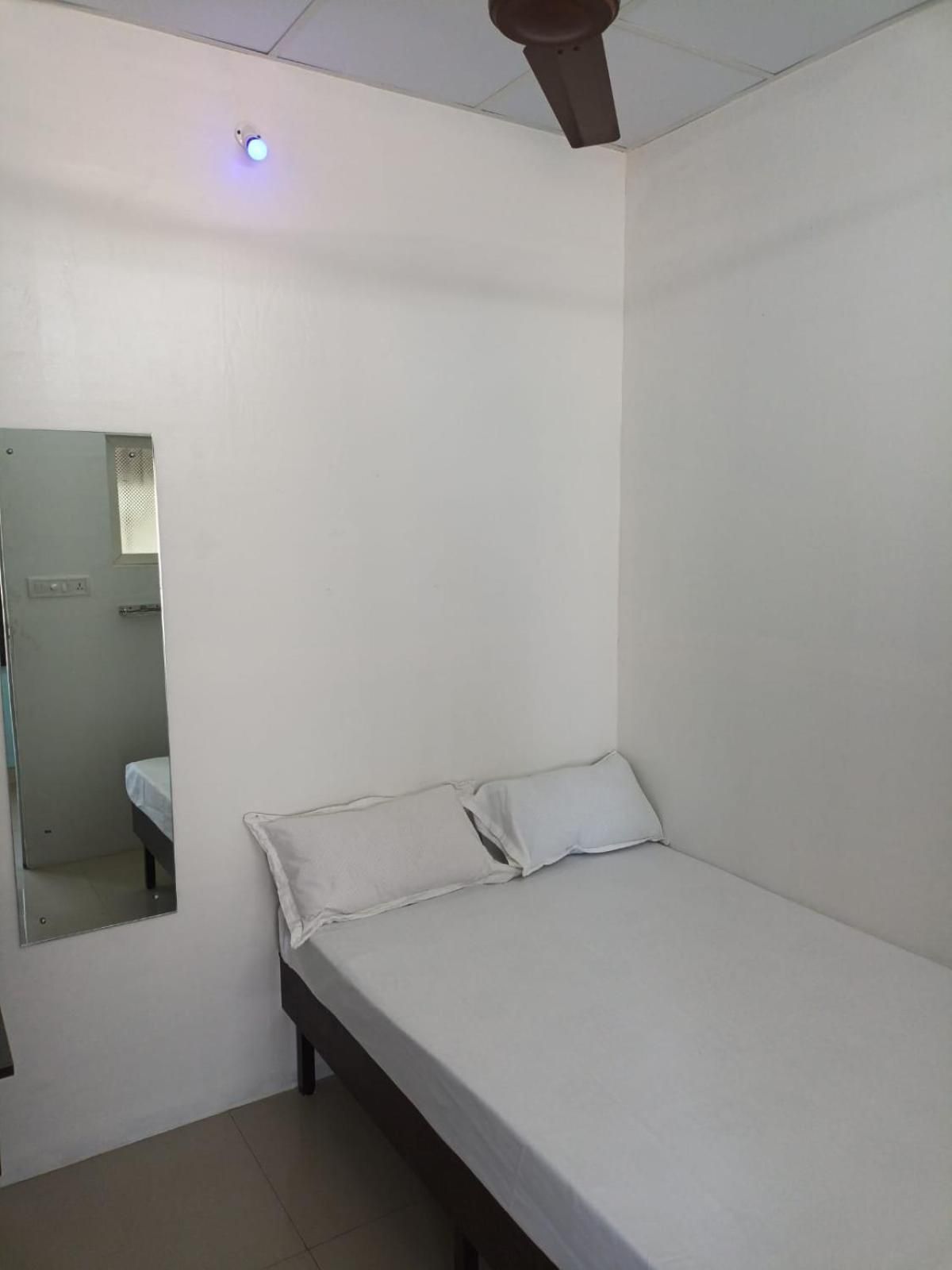 Majestic Inn Double Room with Shared Bathroom