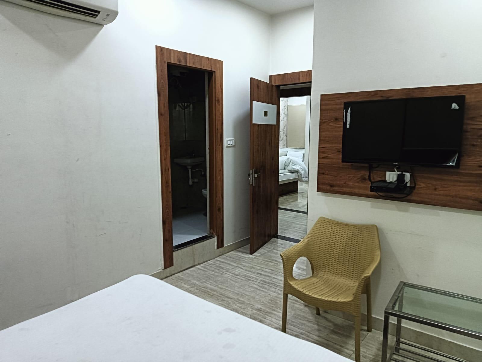Hotel Panchsheel Plaza Deluxe Triple Room 2