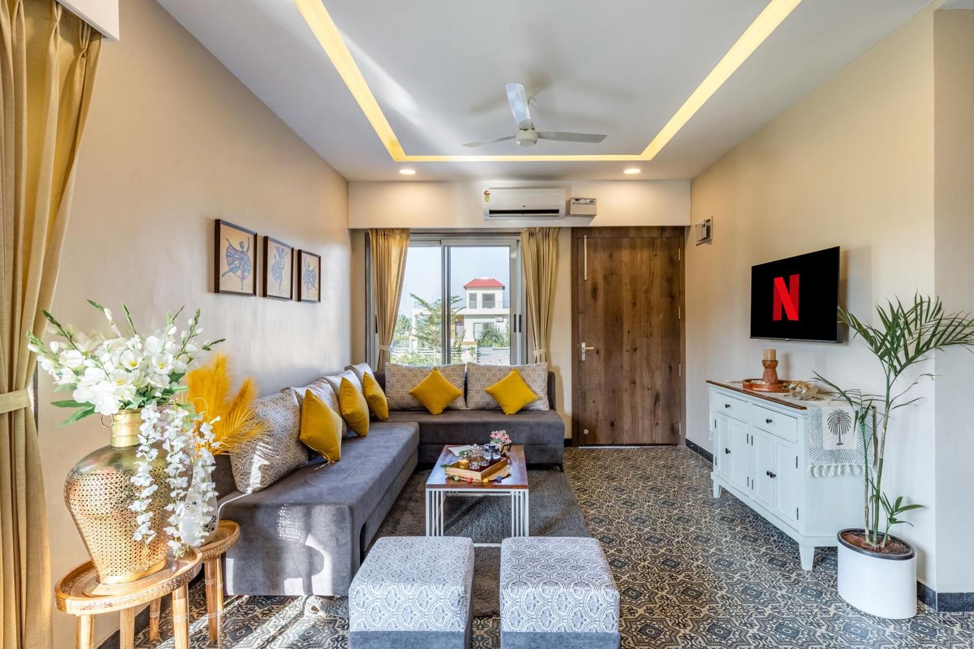 Shared lounge/TV area