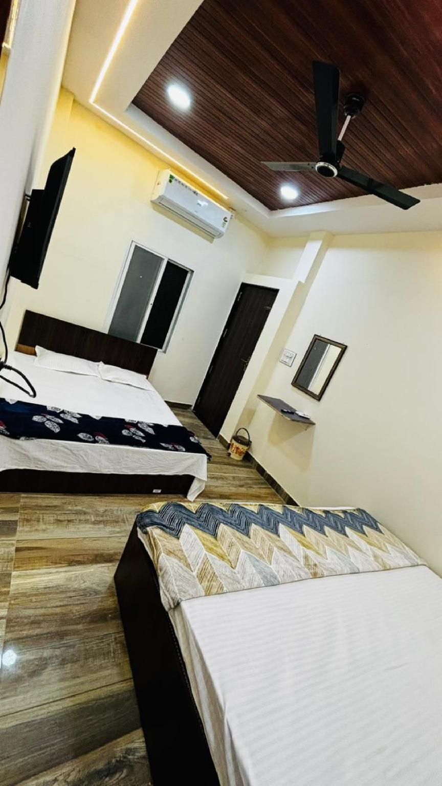 Goroomgo Shree Nidhi comfort stay Ujjain  Quadruple Family Room with Air Conditioning