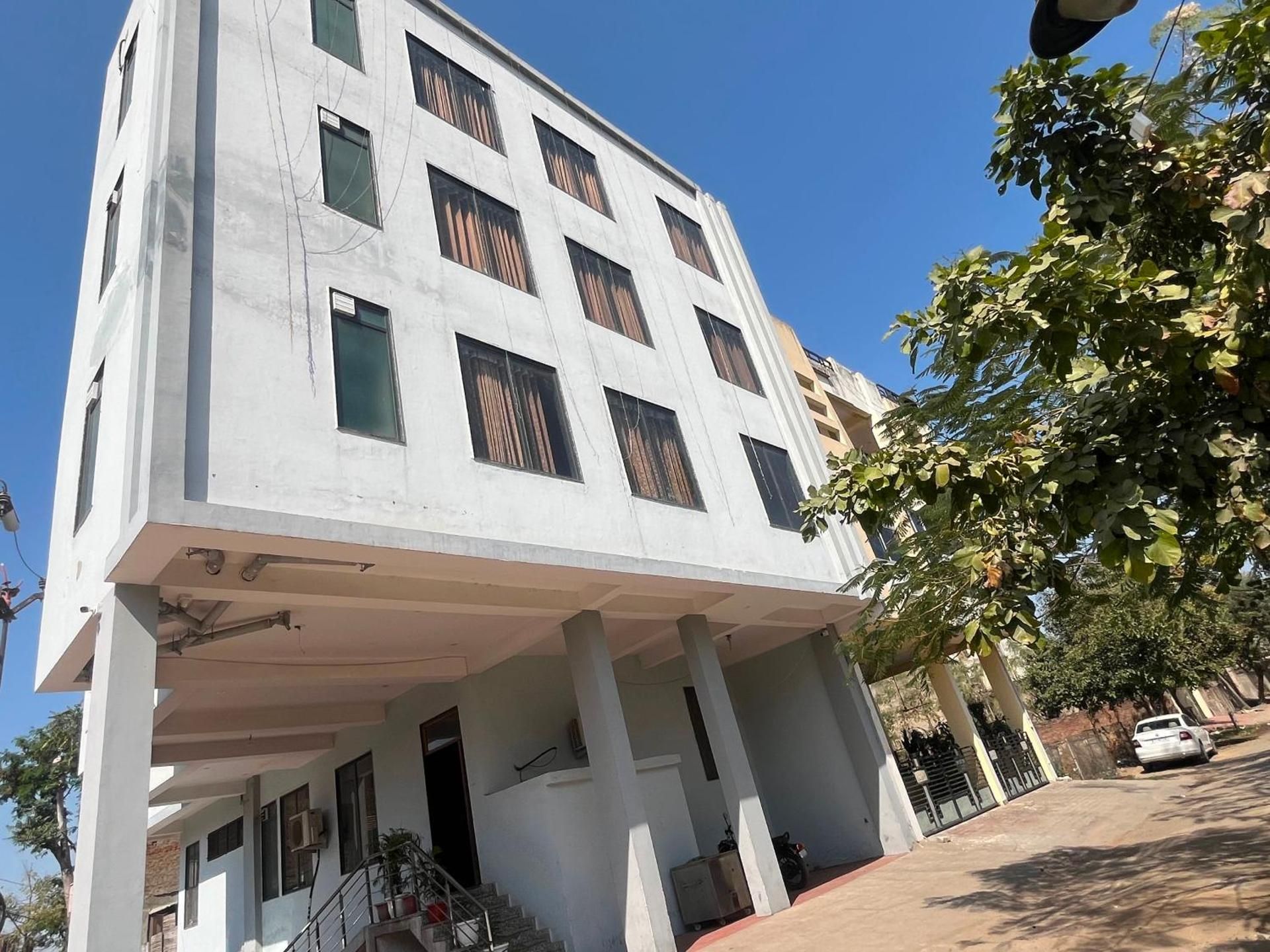 Hotel O by OYO Golden Manor Inn