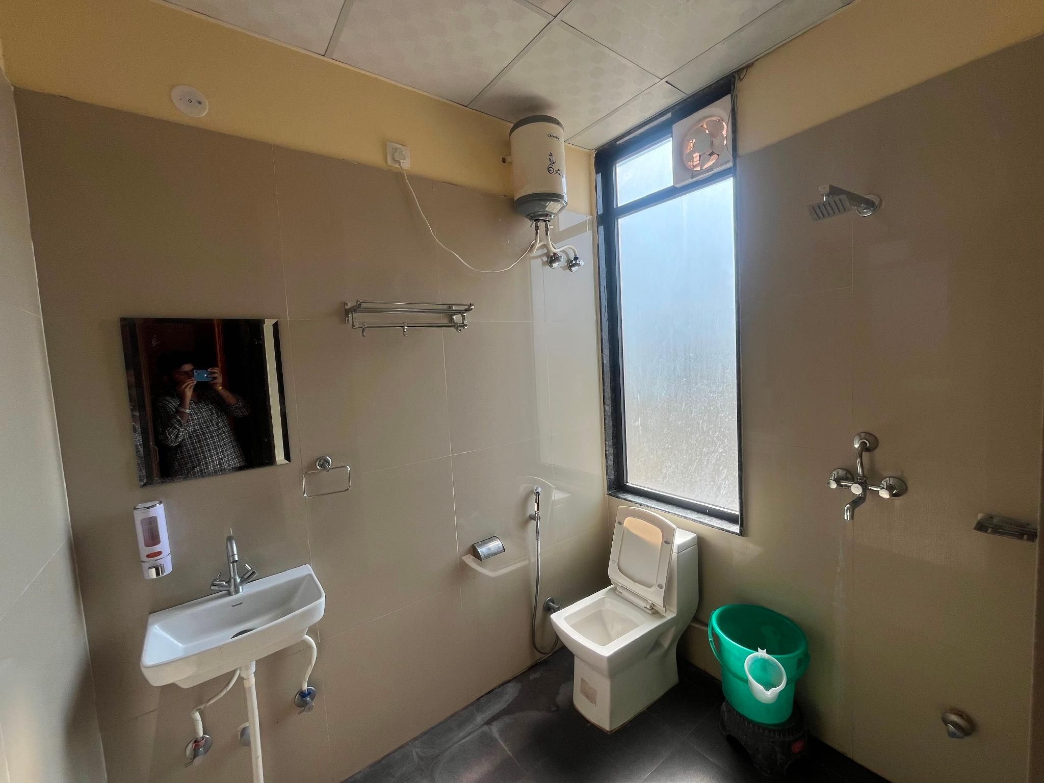 Hotel O by OYO Golden Manor Inn Classic 2