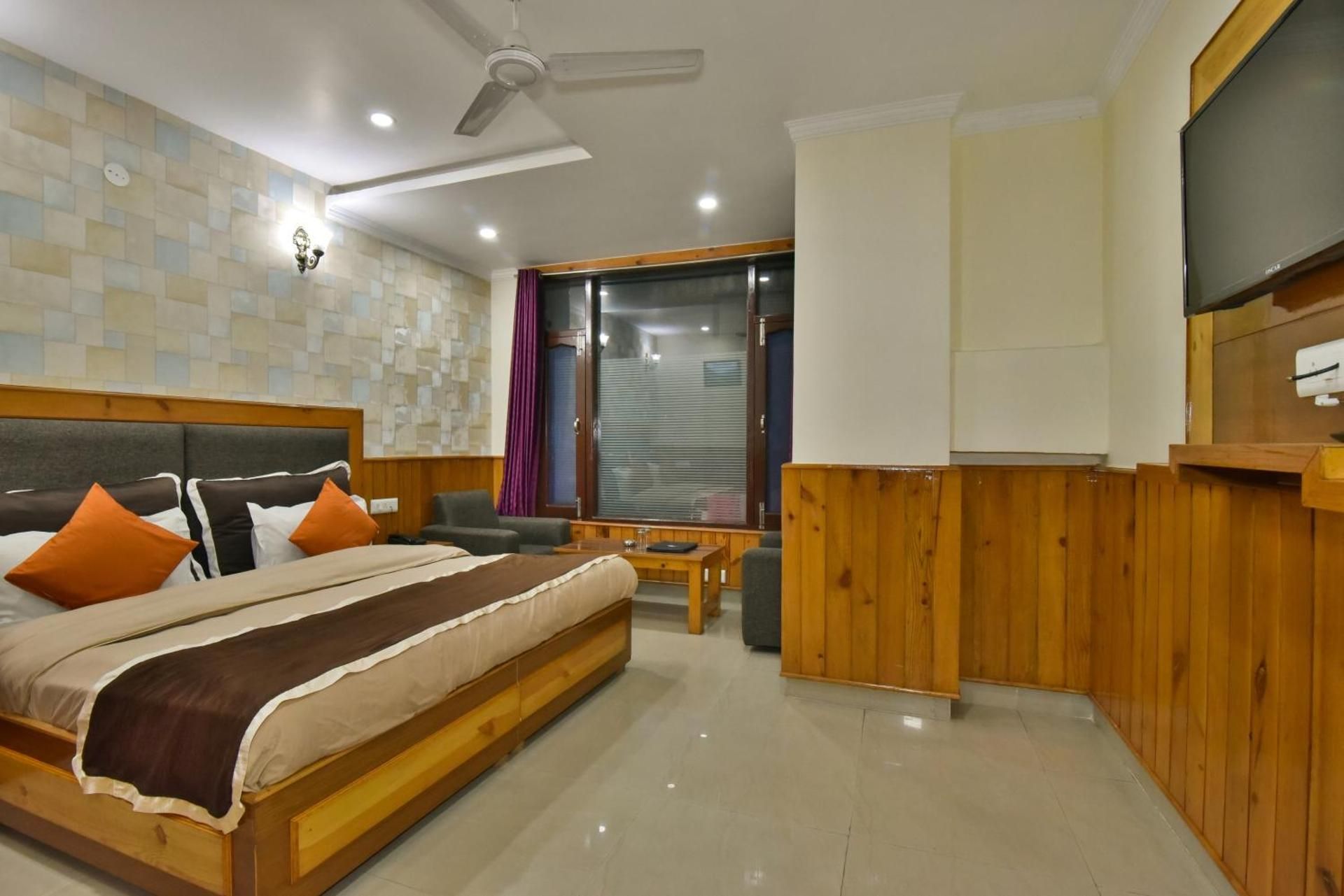 The Posh Hotel Deluxe Room 2