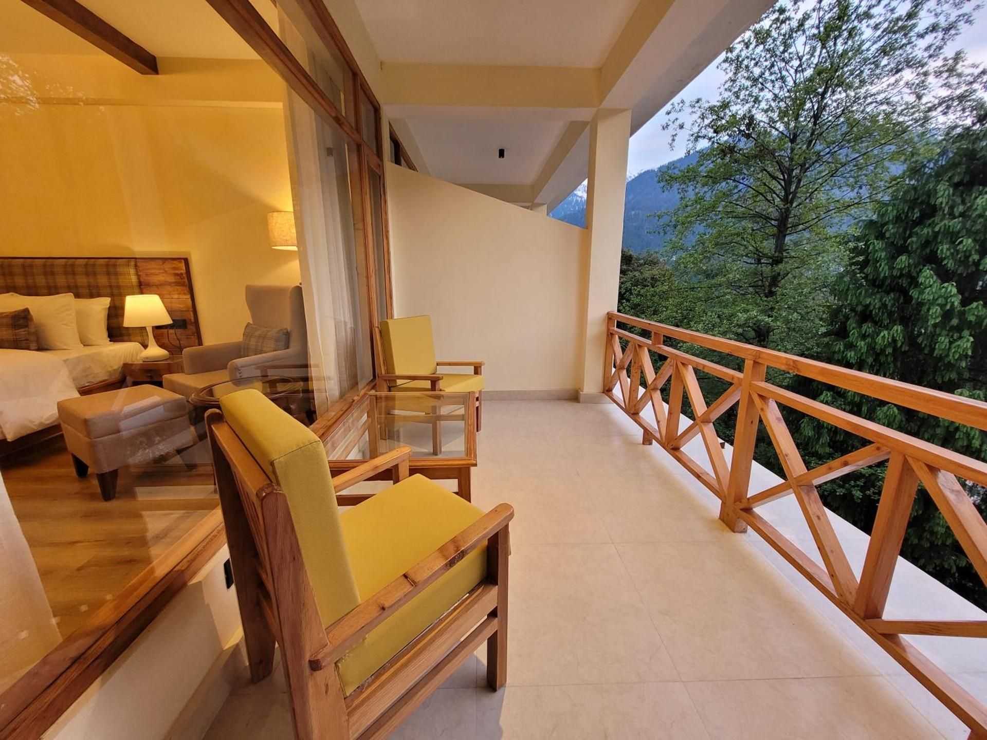 The Panorama Retreat, Manali King Room with Mountain View 2