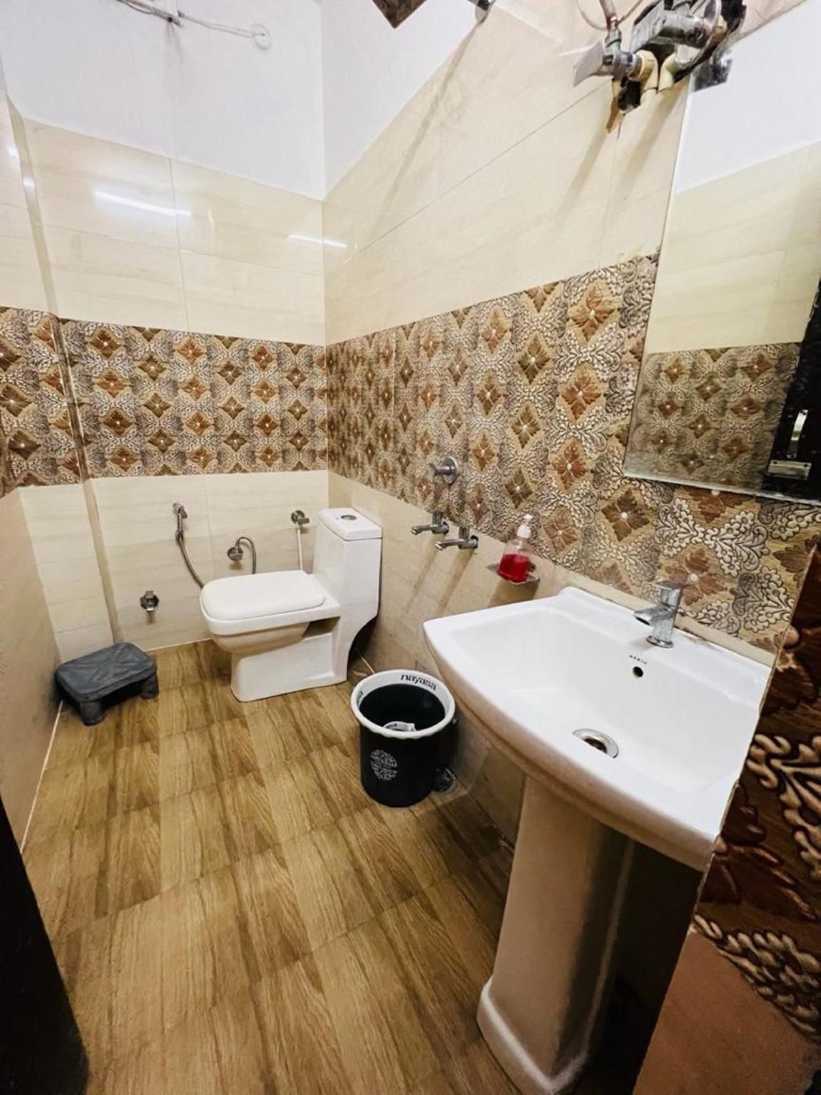 Goroomgo Alfa Lucknow Deluxe Air Conditioning Room 3