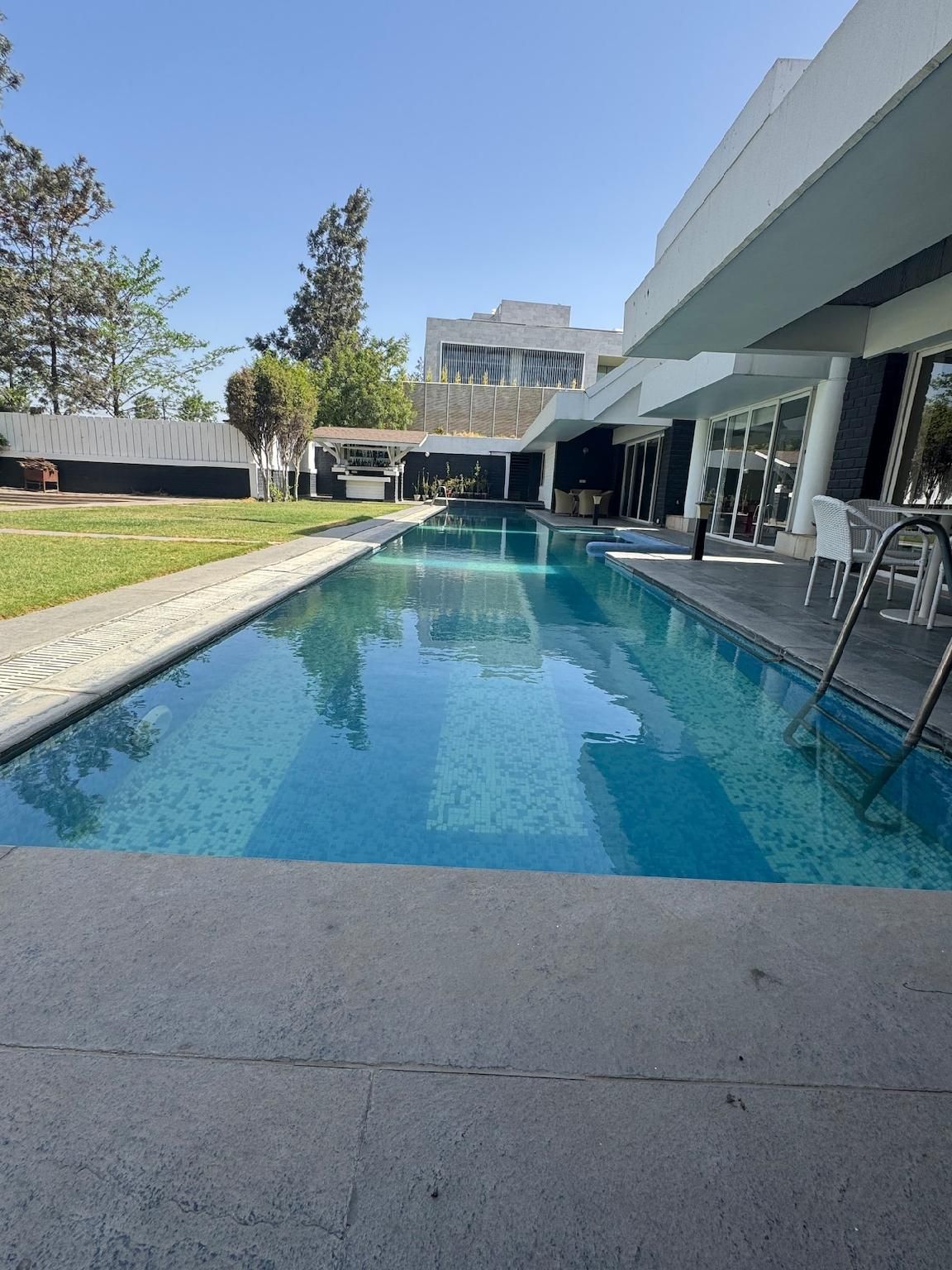 Swimming pool [outdoor]