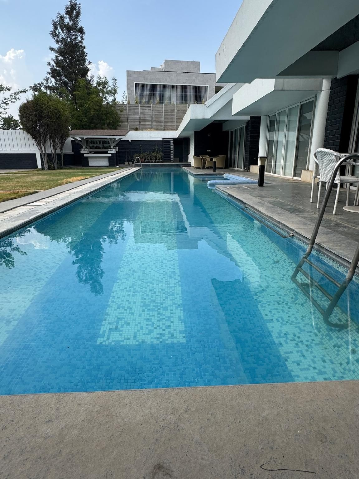 Swimming pool [outdoor]