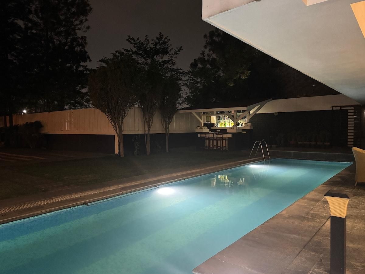 Swimming pool [outdoor]