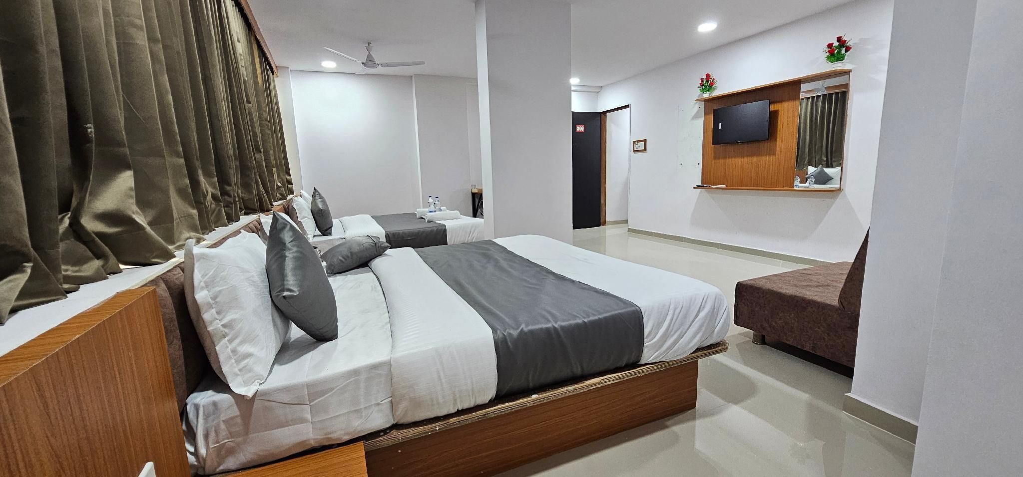 Hotel 4 Season Deluxe 3