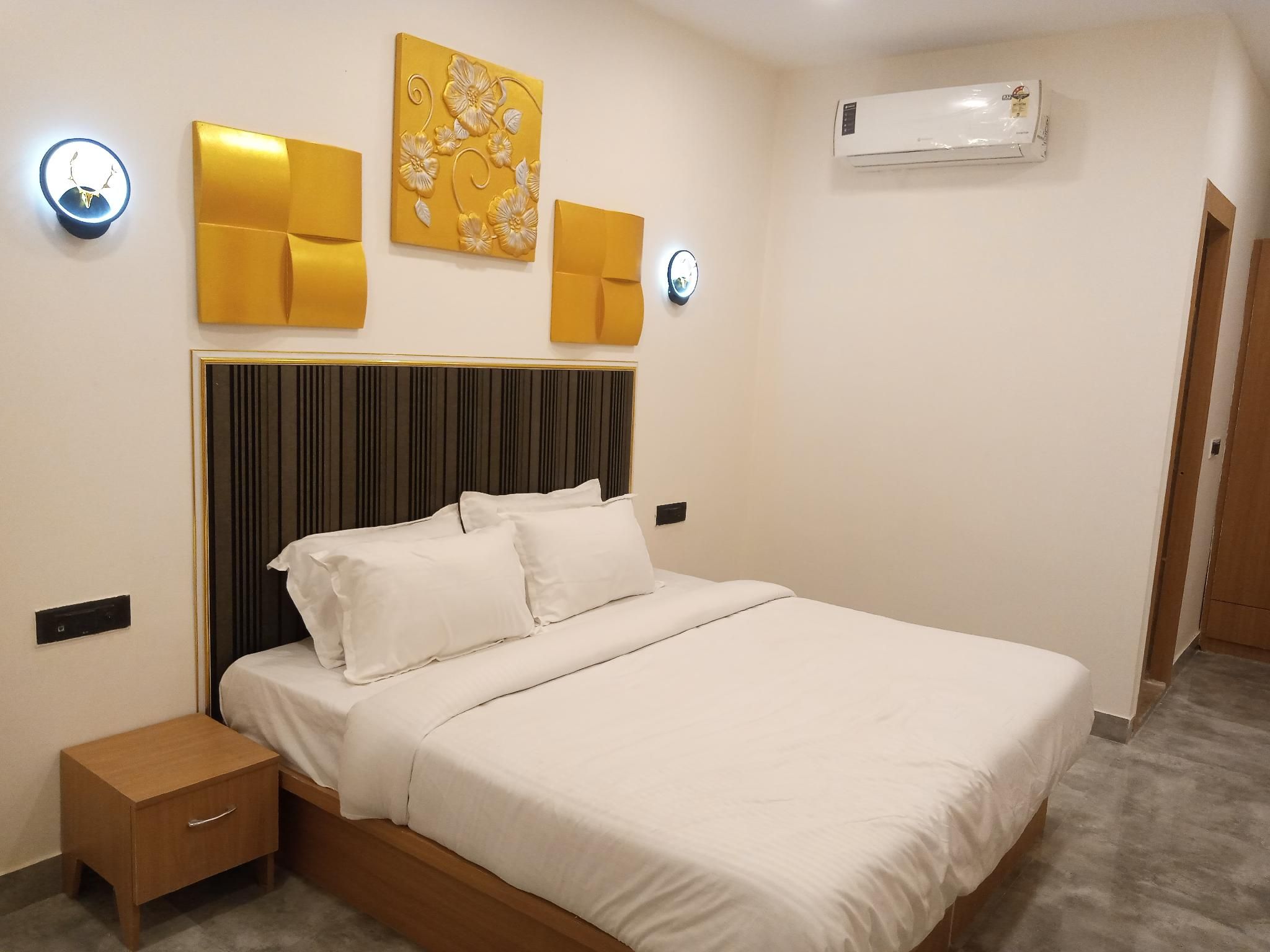 Hotel Indriya Deluxe Room - 1 Bed 2