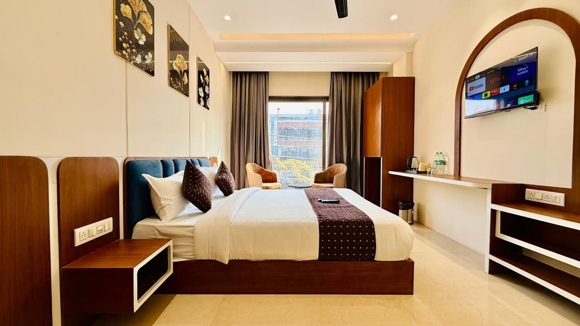 Hotel Mantri Ji Family 2