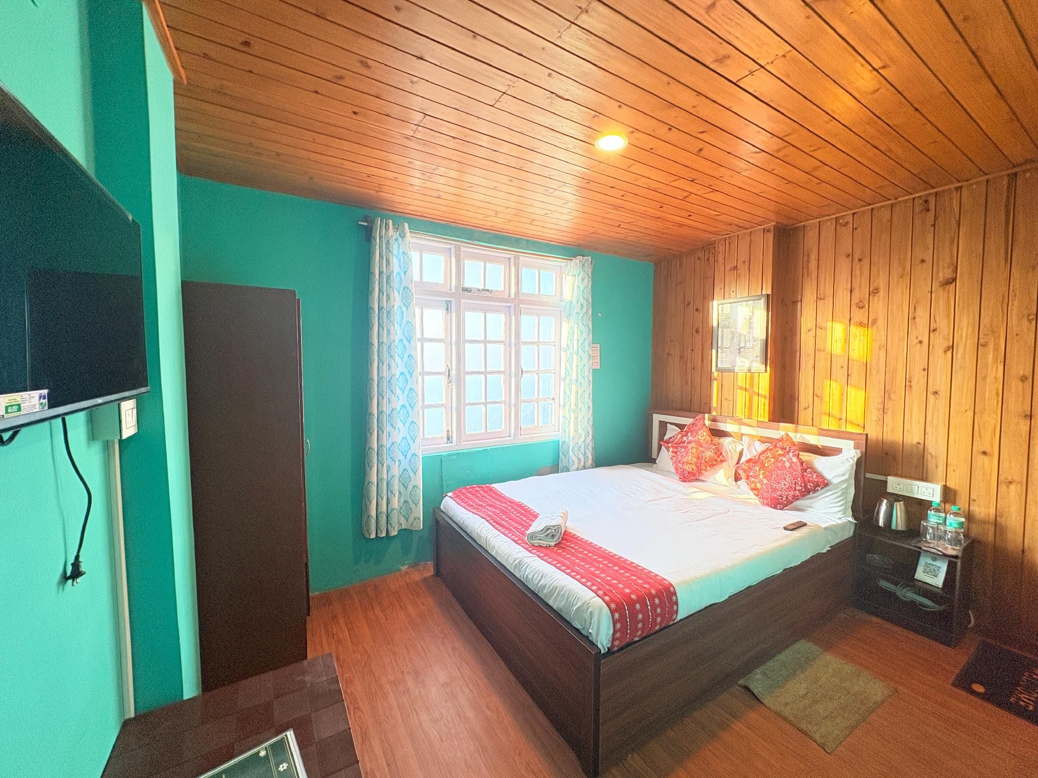 Hotel Pinecrest Inn Darjeeling Deluxe Double Balcony - City View  3