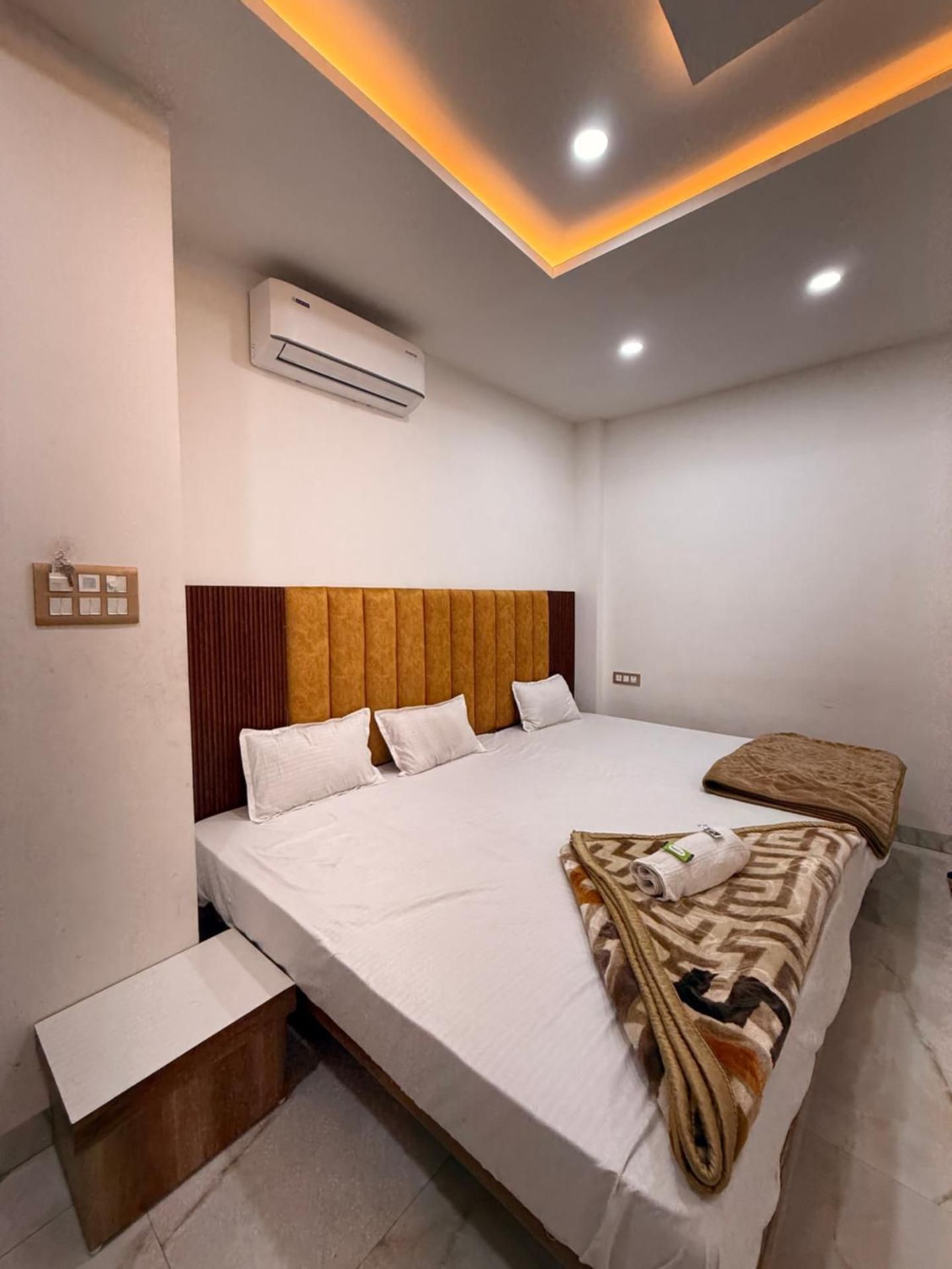 Hotel Tathaastu Palace Deluxe Triple Room 2