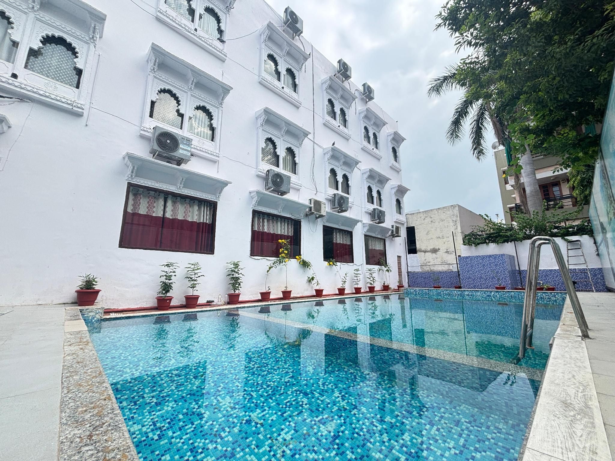 Swimming pool [outdoor]