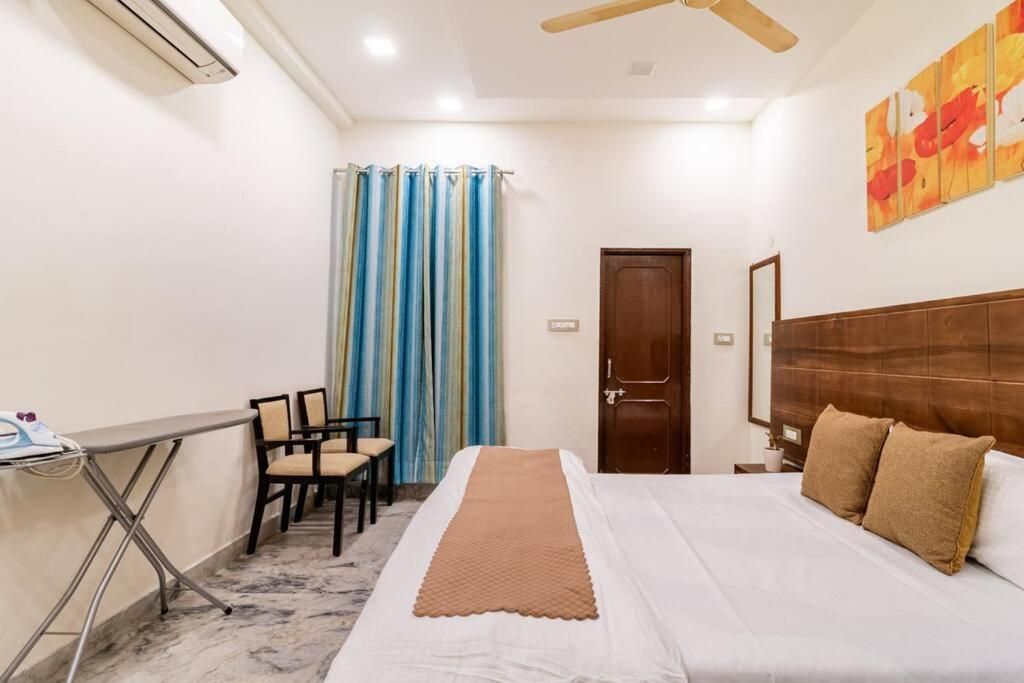 Stylish & Cozy Retreat w/ Jacuzzi | Vaishali Nagar Apartment