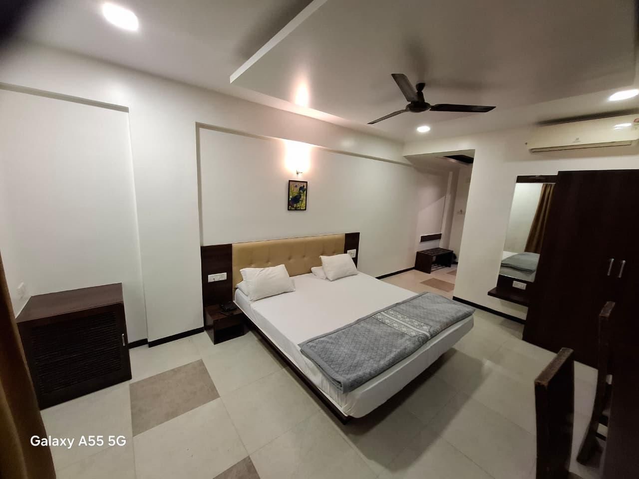 Hotel Pride Executive Deluxe Mountain View 2