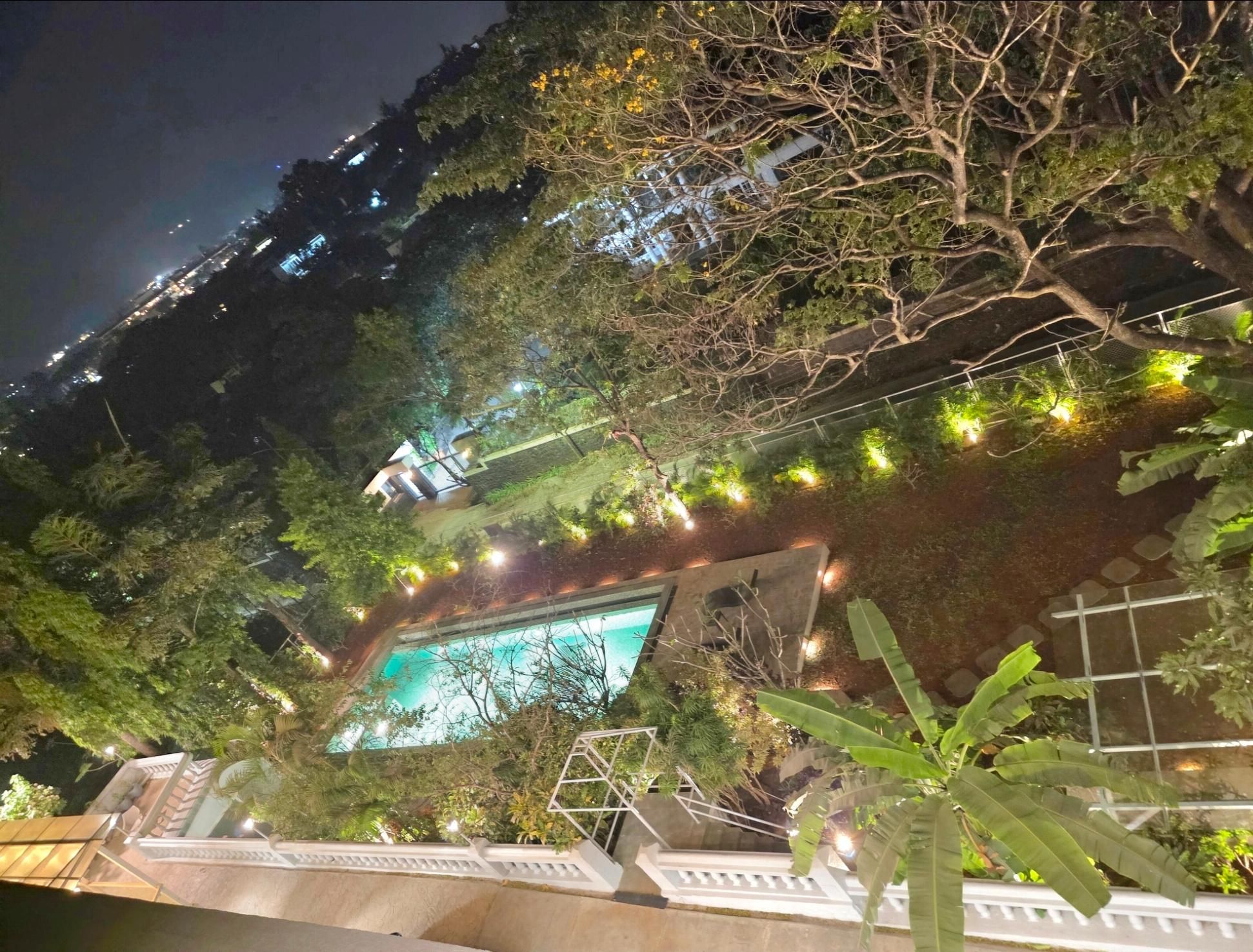 Swimming pool [outdoor]