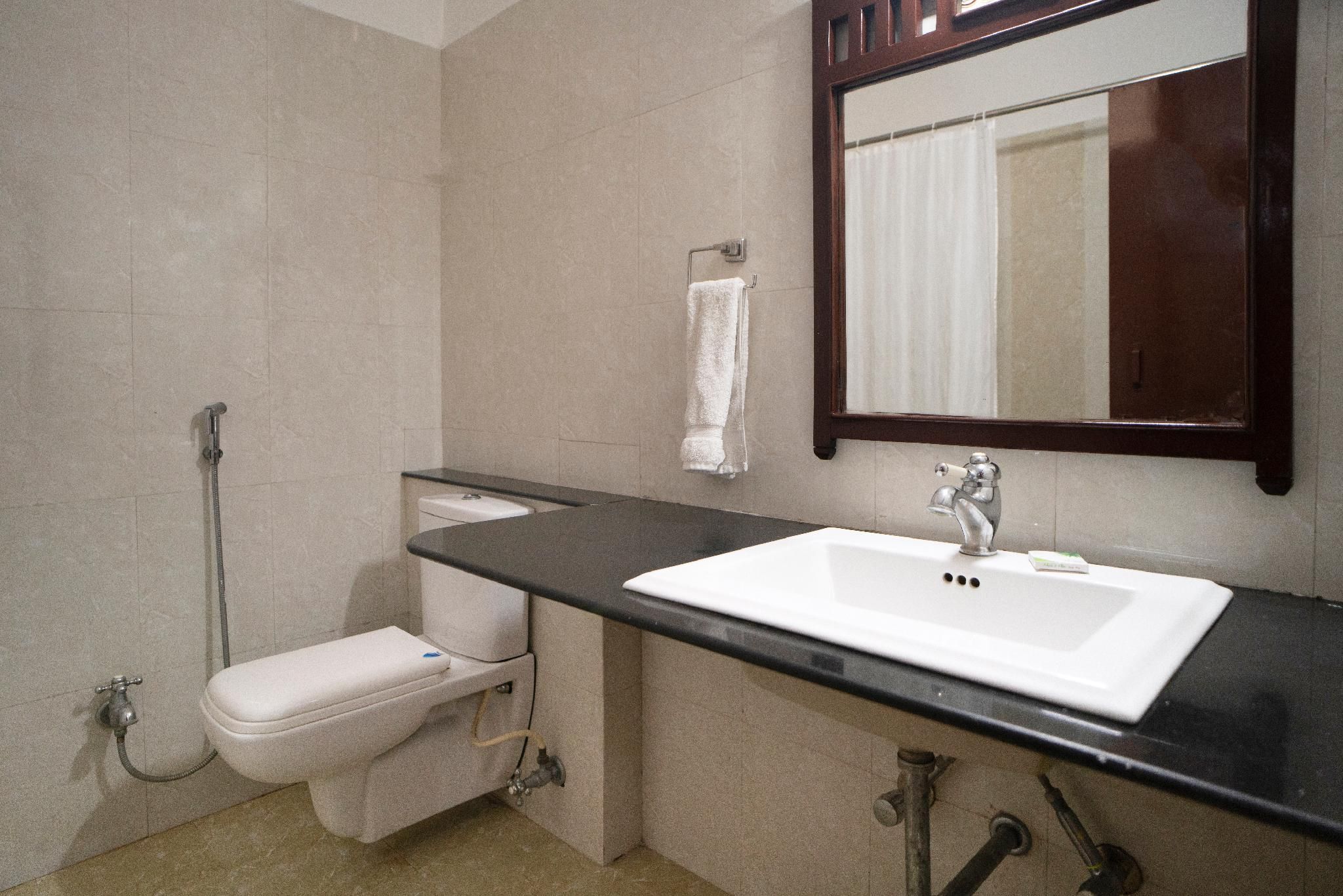 The Lavitra Lakeview Hotel Heritage Deluxe Room 3