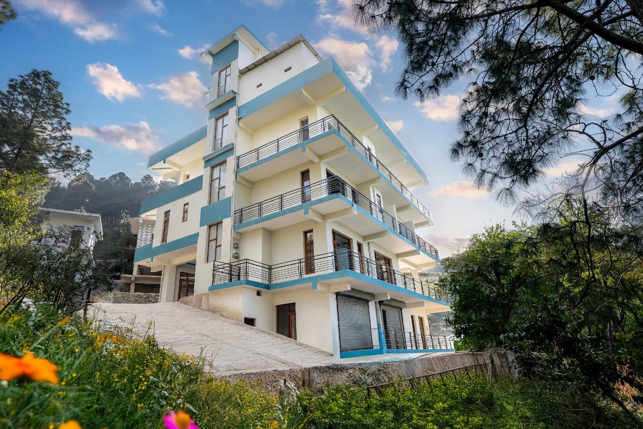 Evergreen Heights - Balcony - Rooftop - Parking