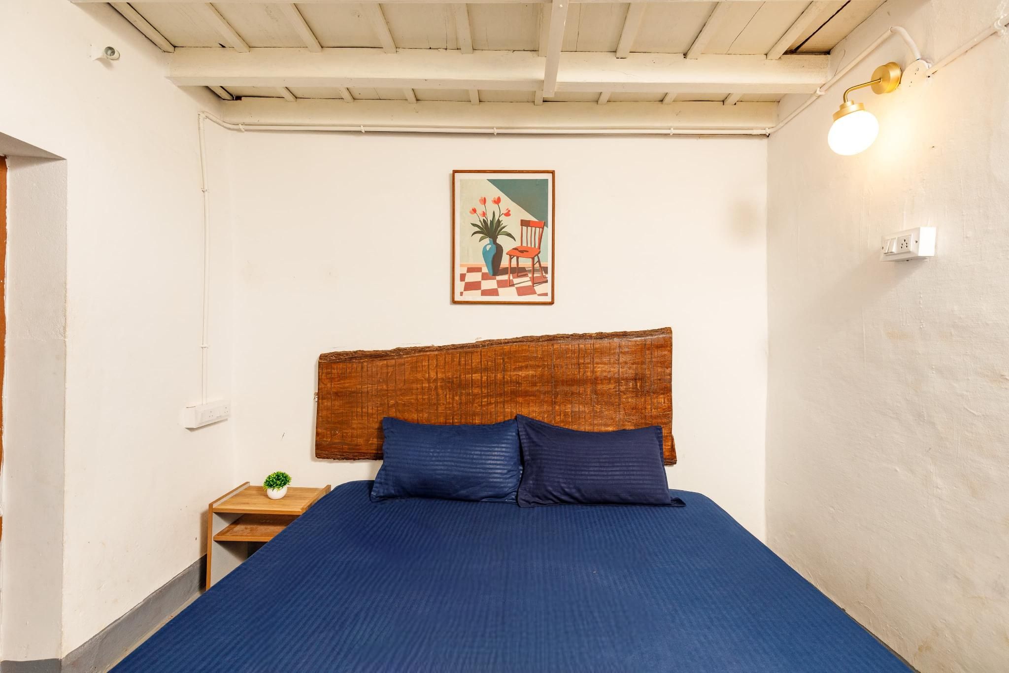 Underground Hostel By Bilwa Estate Standard with 1 King Bed