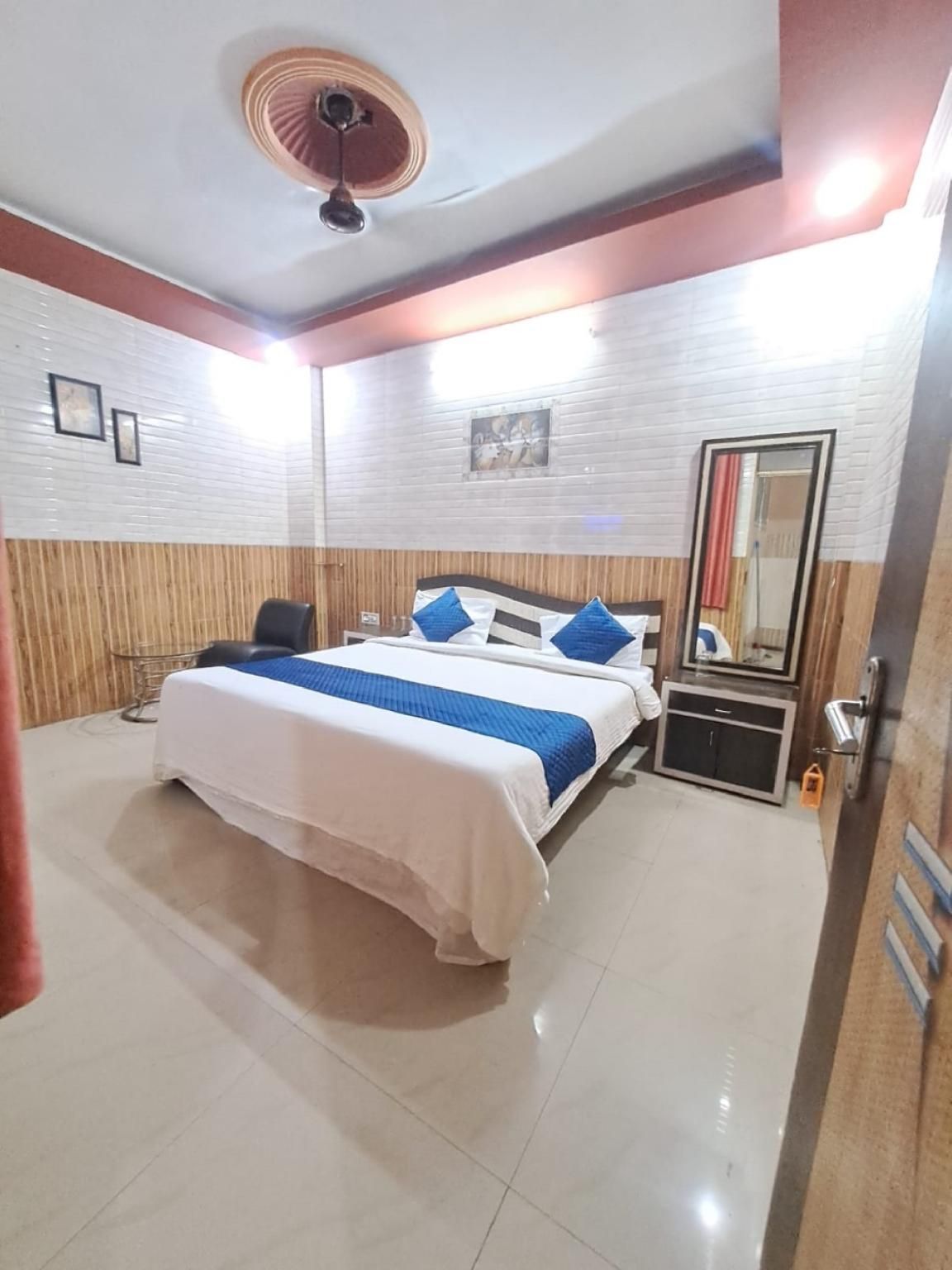 Goroomgo Mangalam Inn Lucknow Classic Double Room with City View 3