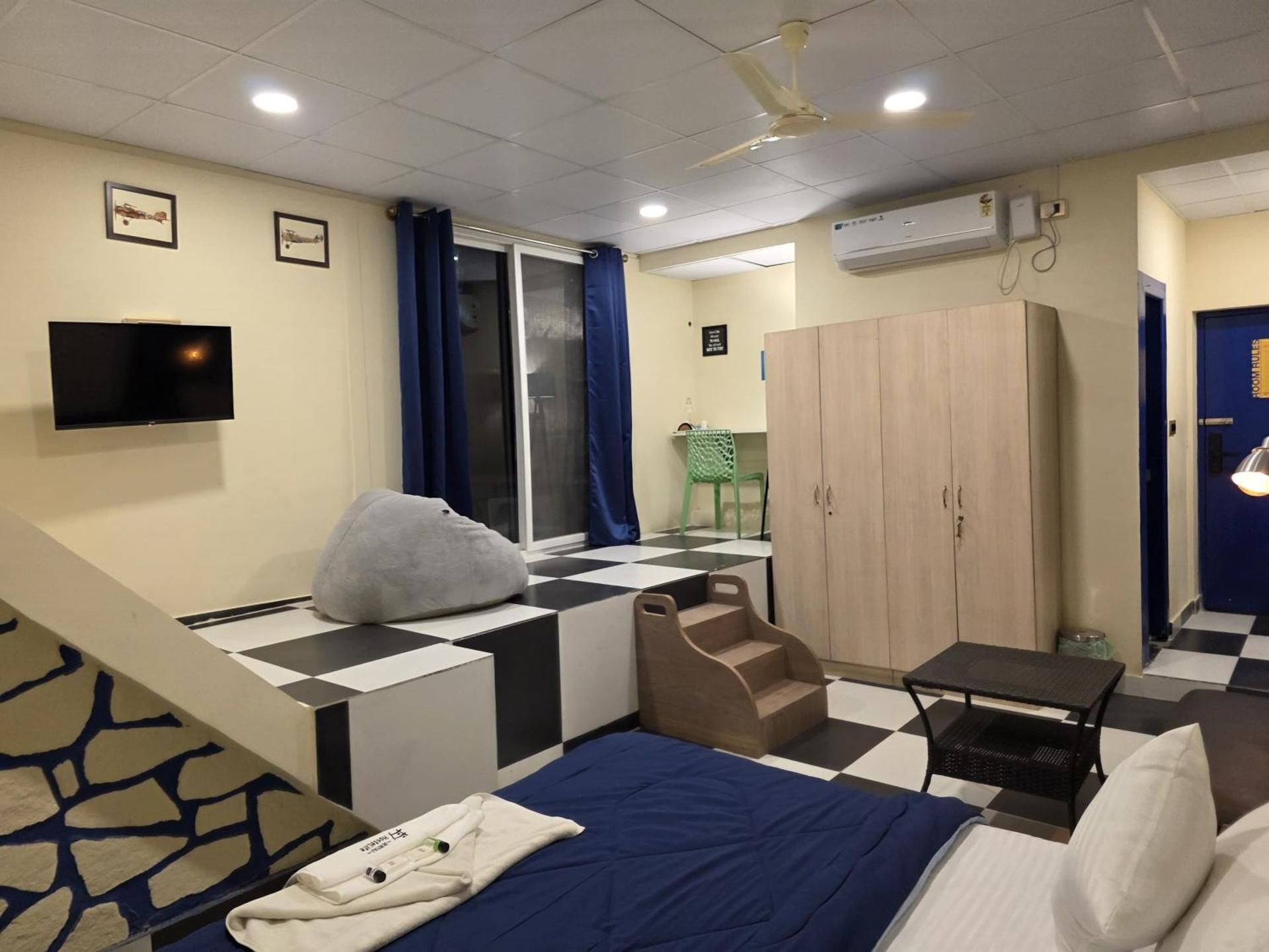 HosteLife Brookfield By De Royale Hotels Lounge Suite 3