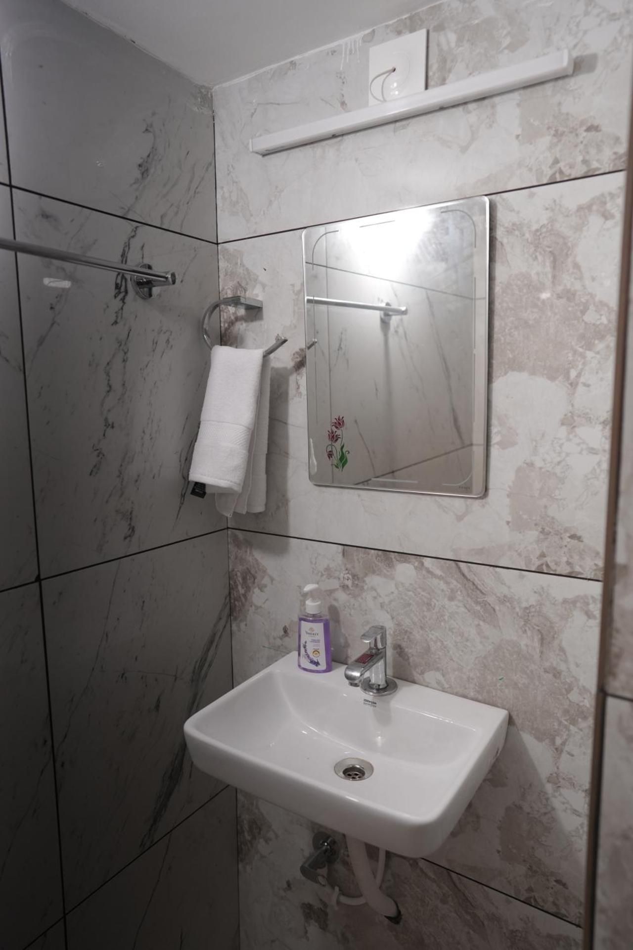 The Beach Hive Double Room with Garden View 3