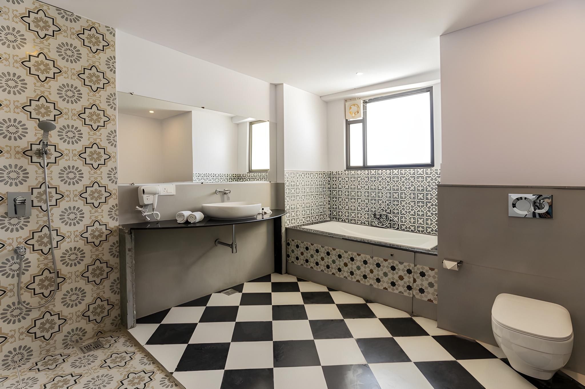 The Rosewalk Heritage Suite Room With Bathtub and Terrace 3