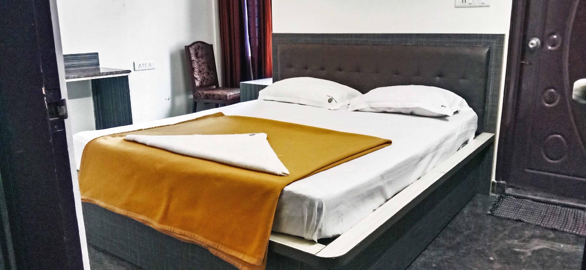 Aradhya Palace Yeshwanthpur -1 Km from railway stn Deluxe Double Room with Air Conditioning 3