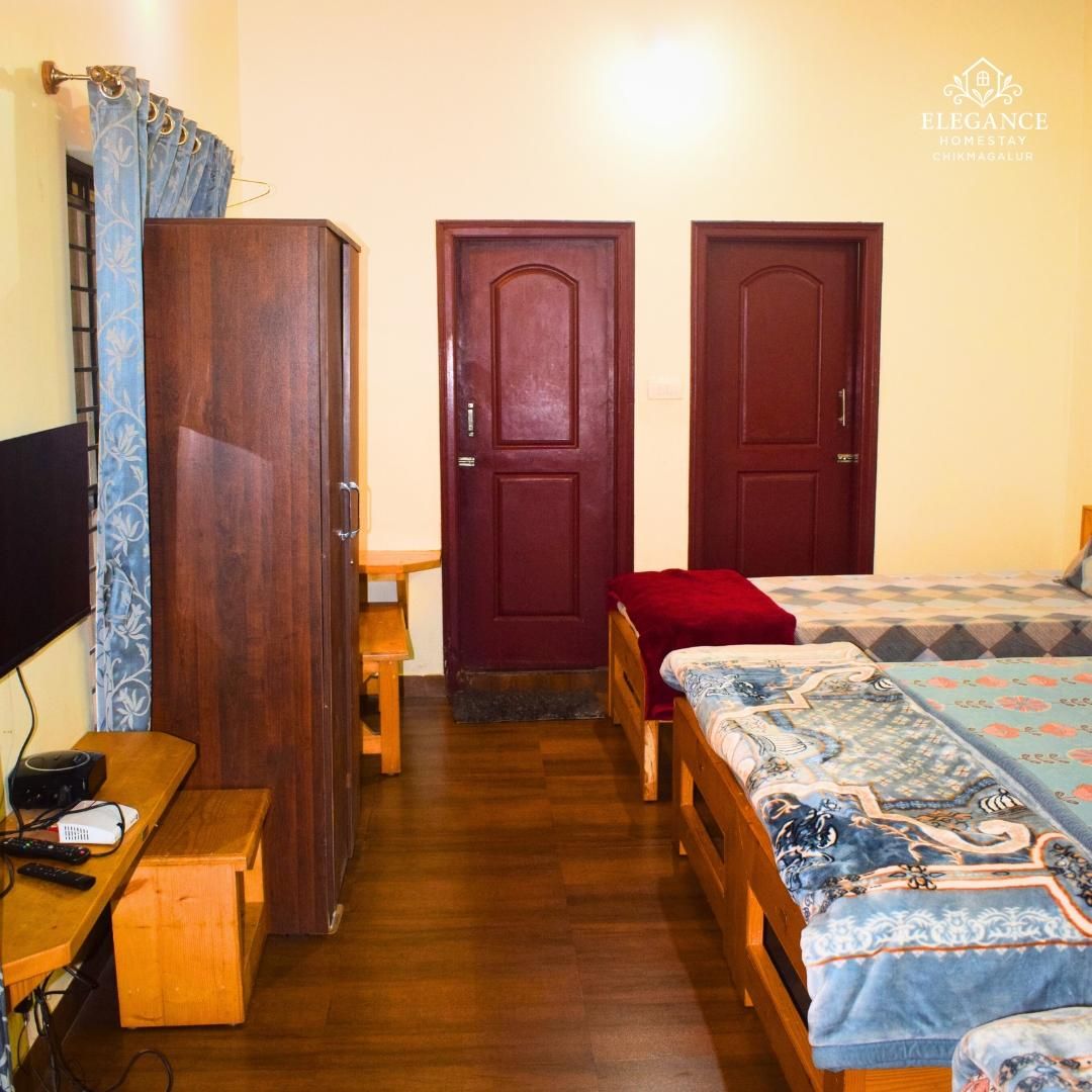 ELEGANCE HOMESTAY Family Room with Mountain View and Shared Bathroom