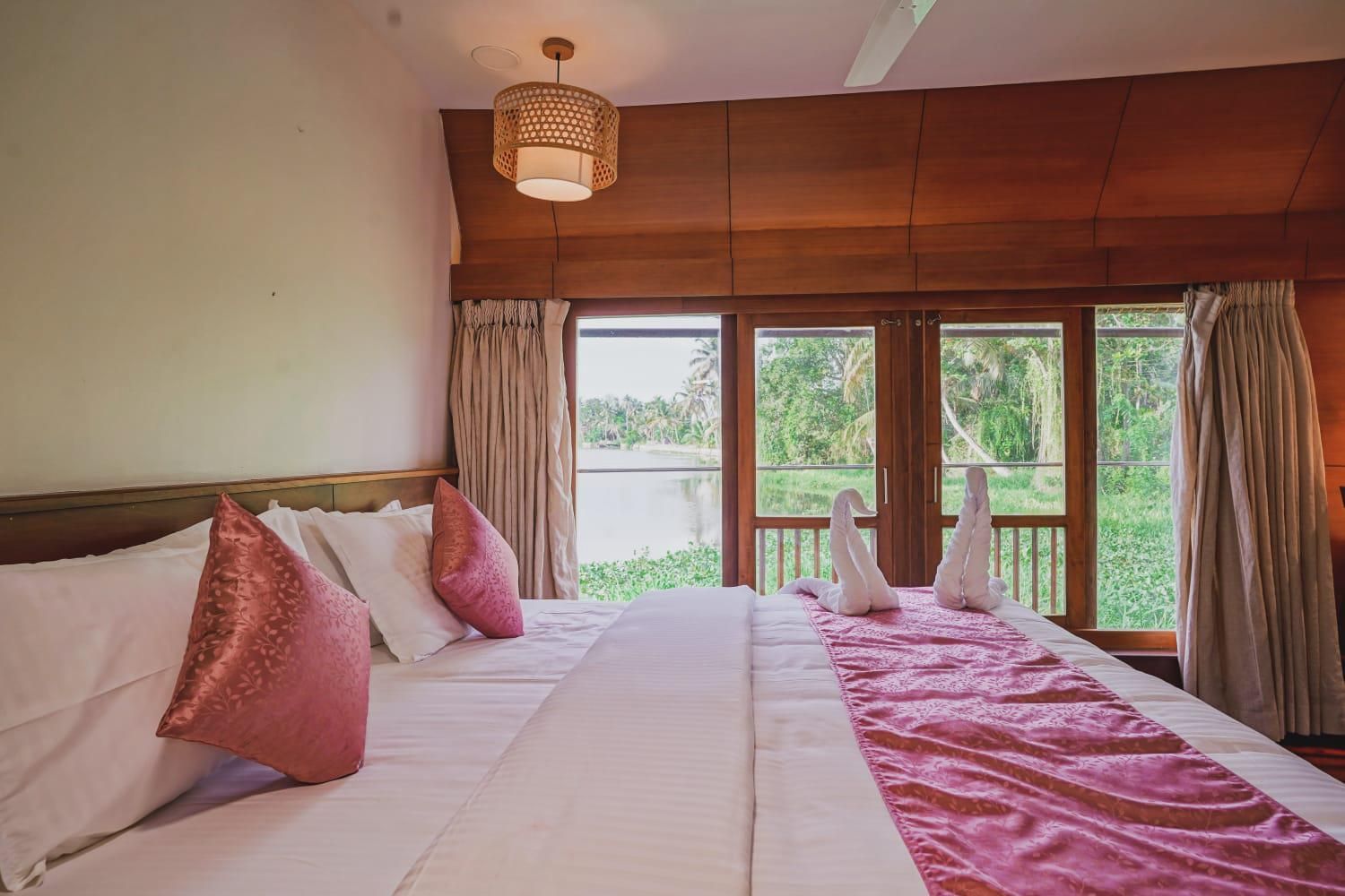 The Boat Company Lake Deluxe King