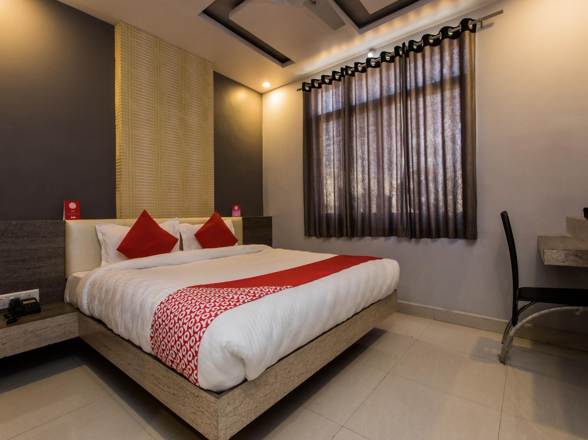 OYO 13531 Hotel Sundaram Palace Deluxe Double or Twin