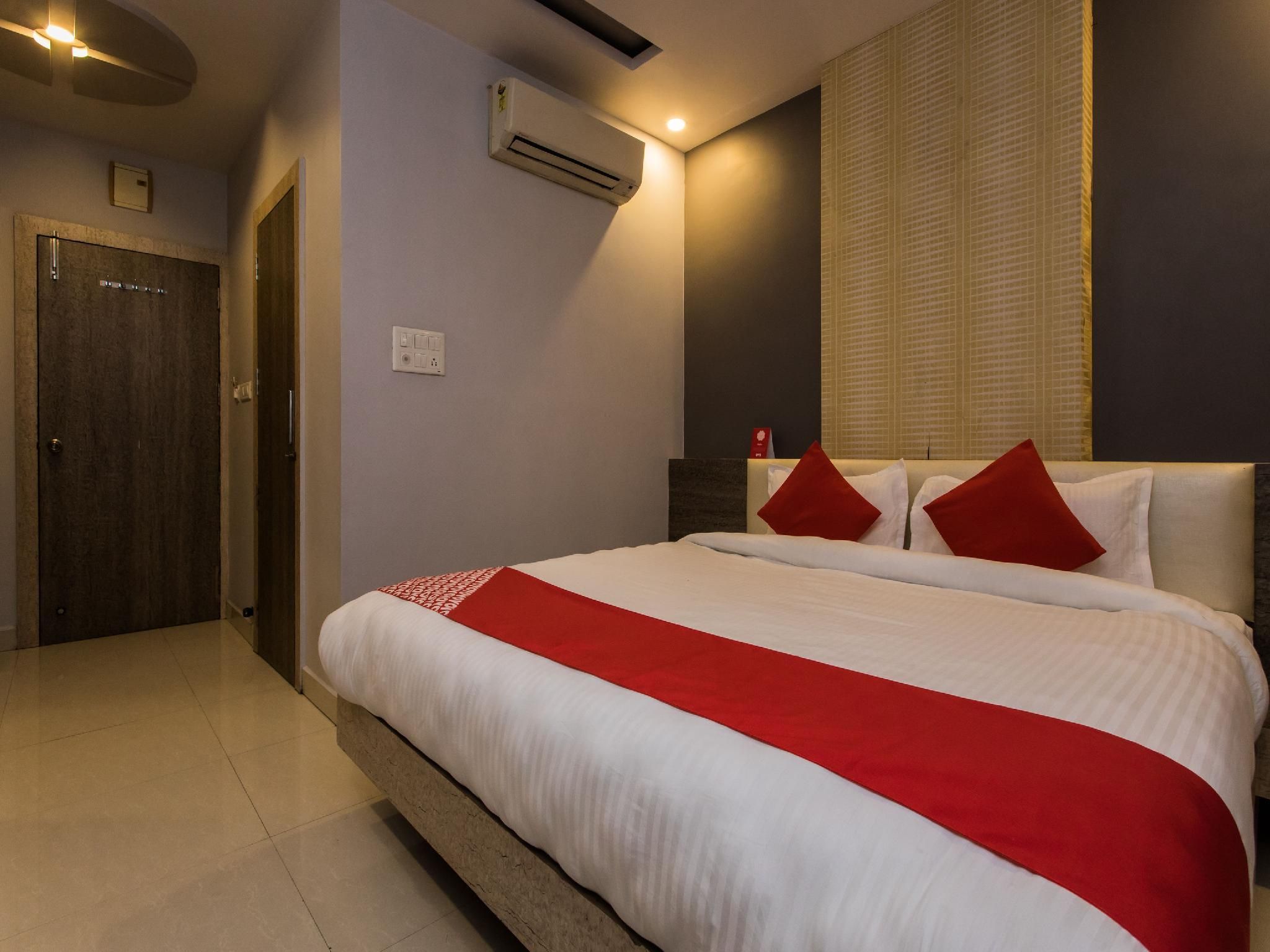 OYO 13531 Hotel Sundaram Palace Deluxe Double or Twin 2